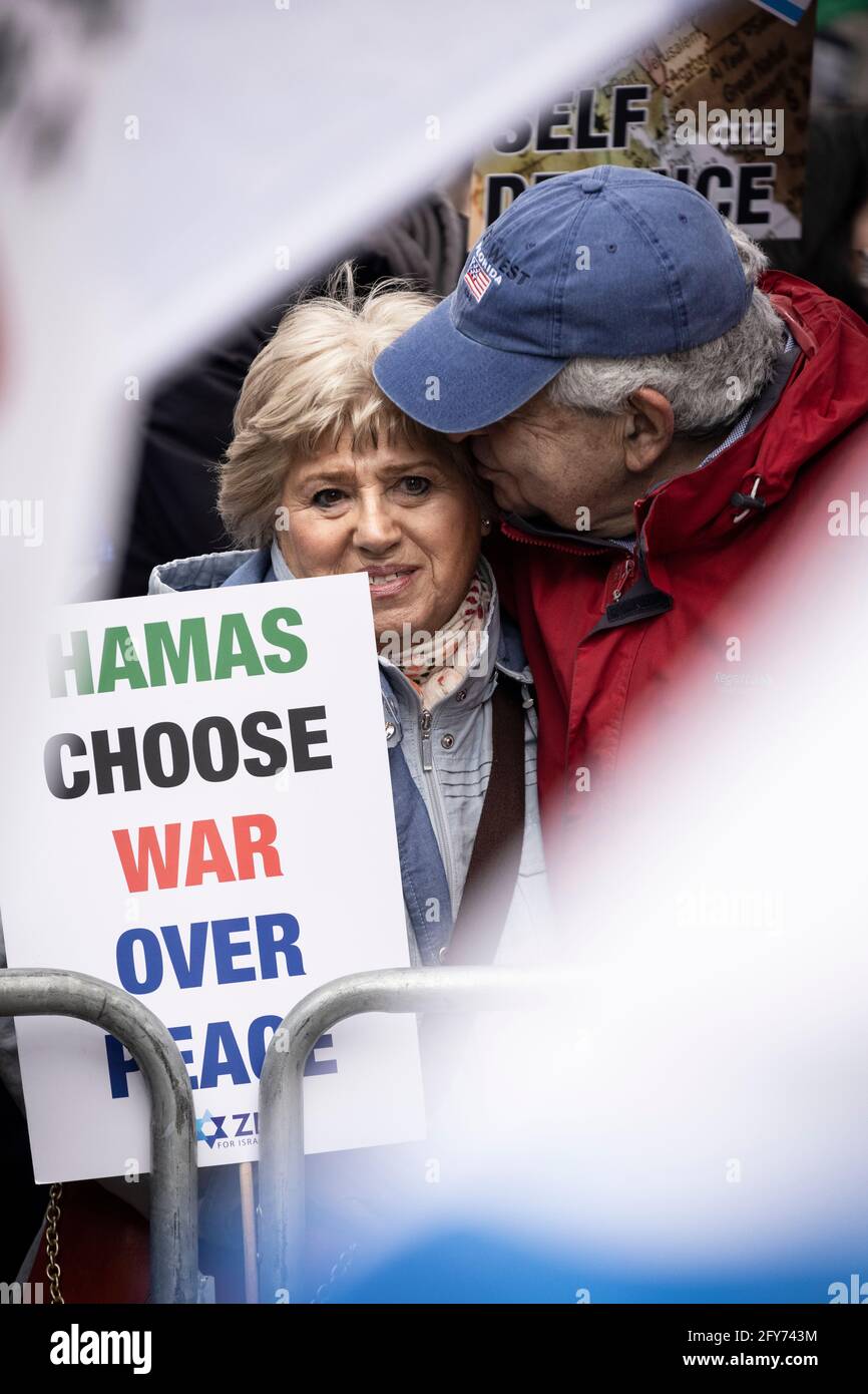 Un couple âgé lors d'une manifestation sioniste, ambassade d'Israël, Londres, 23 mai 2021 Banque D'Images