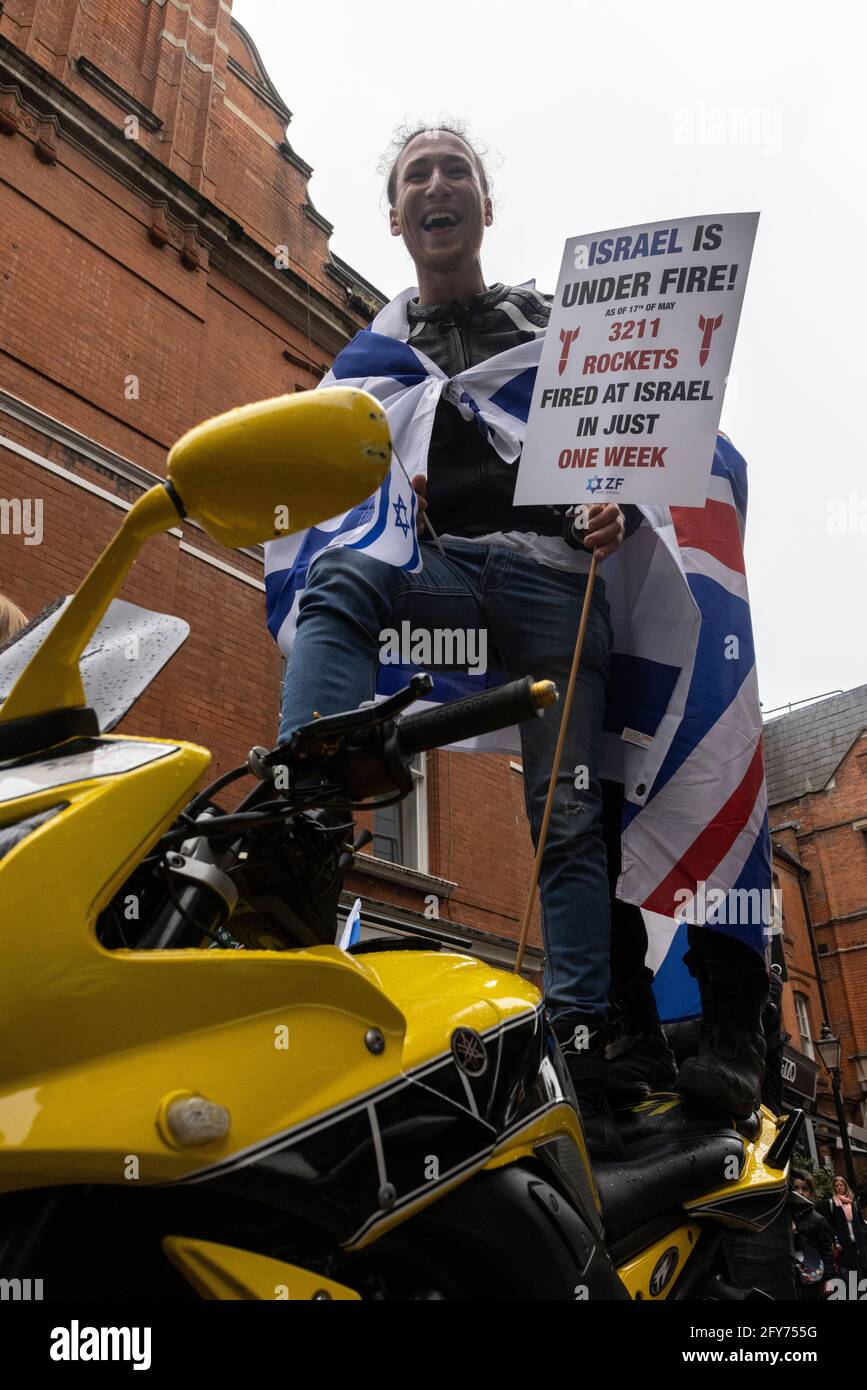 Un manifestant avec un écriteau debout sur une moto, démonstration sioniste, Ambassade d'Israël, Londres, 23 mai 2021 Banque D'Images