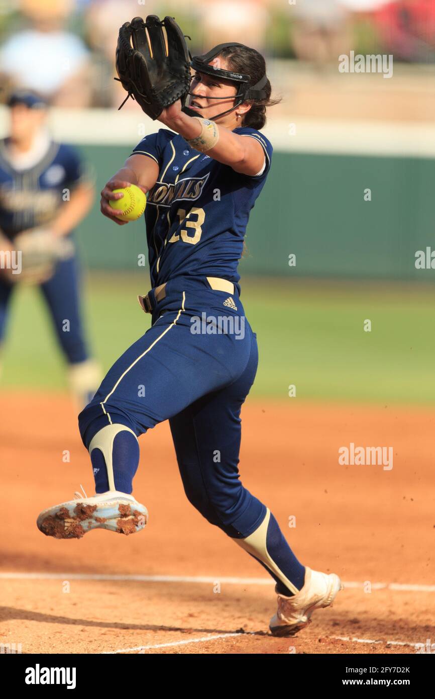 Sierra Lange (13), pichet de l'Université George Washington, contre l'État de McNeese pendant le softball régional de la NCAA, le samedi 22 mai 2021, à Baton Rou Banque D'Images