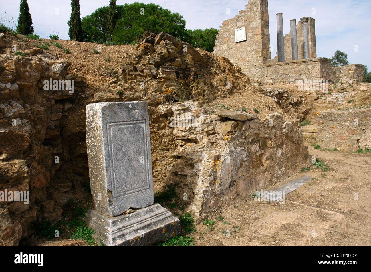 Portugal. Ruines romaines de Miróbriga. Ancienne colonie lusitanienne dont les ruines actuelles sont datées de la période romaine, entre le 1er et le 4ème siècles. Forum. Au premier plan, une stèle avec une inscription dédiée à un citoyen d'Italica. Quartier de Santiago do Cacém. Région de l'Alentejo. Banque D'Images