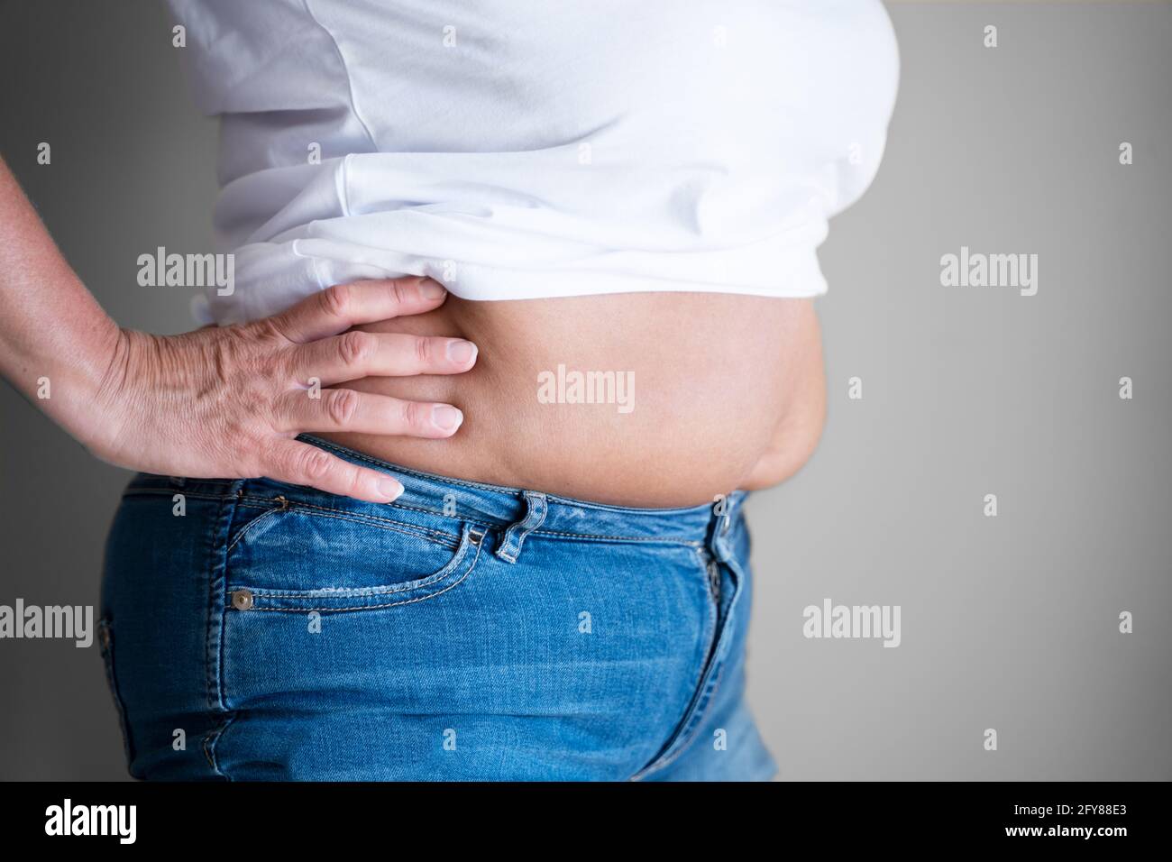 FAT Woman Belly bouton et corps sur régime Banque D'Images