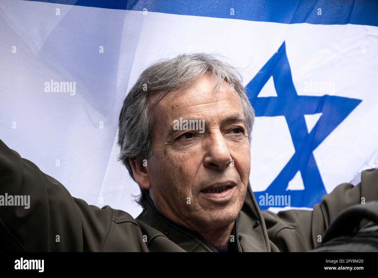 Coup de tête d'un manifestant avec le drapeau israélien derrière, manifestation sioniste, Ambassade d'Israël, Londres, 23 mai 2021 Banque D'Images