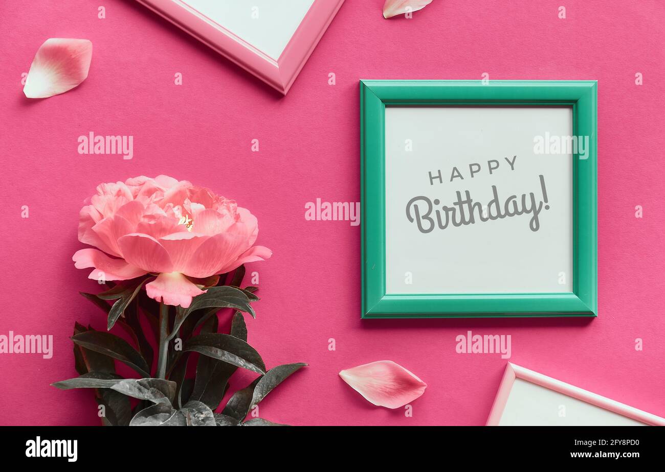Carte De Vœux Joyeux Anniversaire Fleurs De Pivoine Et Cadres Photo Pivoine Rose Avec Cadre Blanc Plan De Travail Creatif Vue De Dessus Sur Papier Rose Photo Stock Alamy