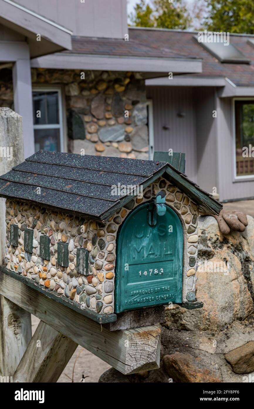 Boîte aux lettres en pierre parmi les maisons de champignons, conçue par  l'architecte Earl Young au XXe siècle, Charlevoix, Michigan, États-Unis  [aucune autorisation de propriété; disponible Photo Stock - Alamy