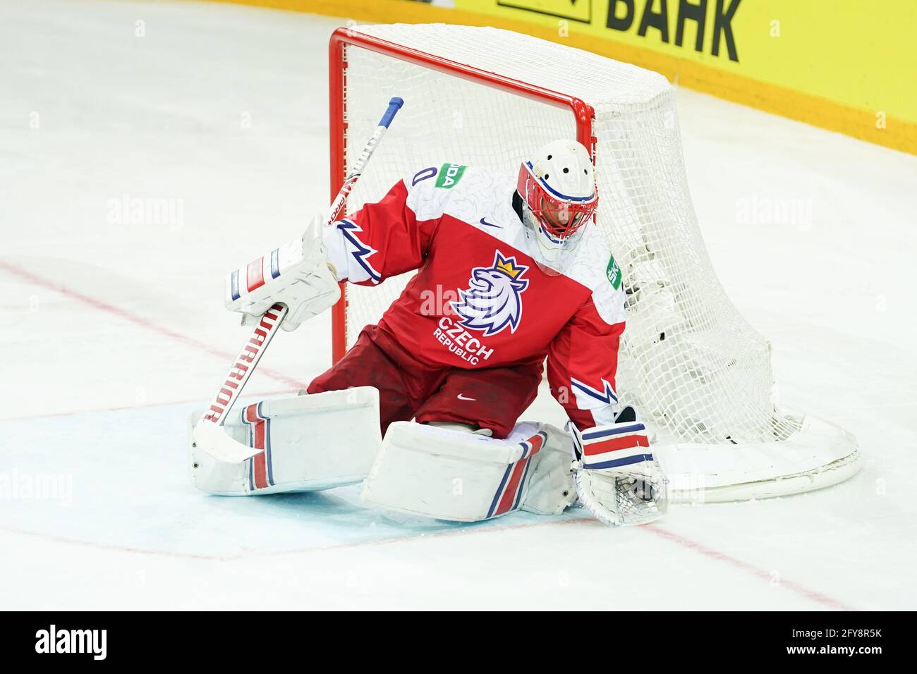 Riga, Centre olympique des sports, Suède. 27 mai 2021. Vs République Tchèque (Championnat du monde de hockey sur glace 2021 de l'IIHF), gant de réduction pour gardien de but Simon Hrubec (République Tchèque) (Suisse/Croatie OUT) Credit: SPP Sport Press photo. /Alamy Live News Banque D'Images