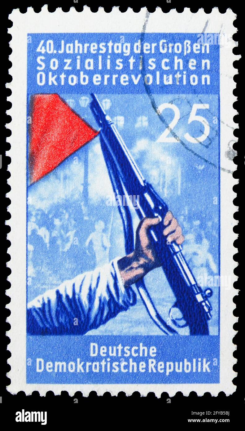MOSCOU, RUSSIE - 23 SEPTEMBRE 2019 : timbre-poste imprimé en Allemagne, République démocratique, montre un canon et un drapeau rouge, 40e anniversaire du revolu d'octobre Banque D'Images