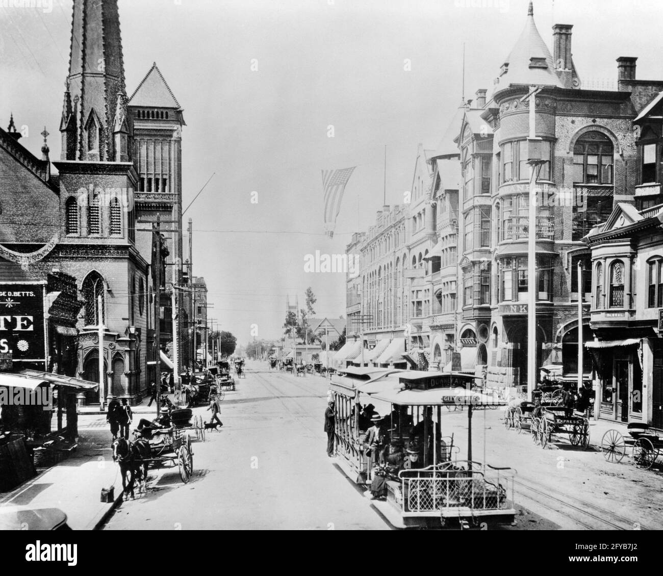 LE TÉLÉPHÉRIQUE DU CENTRE-VILLE DES ANNÉES 1880 SUR BROADWAY EN REGARDANT VERS LE SUD À PARTIR DE LA 2E PIÉTONS DE RUE CHEVAUX ET WAGONS LOS ANGELES CALIFORNIE ETATS-UNIS - ASP H577 ASP001 HARS B&W AMÉRIQUE DU NORD CENTRE-VILLE STRUCTURE NORD-AMÉRICAINE MAMMIFÈRES GRAND ANGLE SERVICE À LA CLIENTÈLE ET PROGRÈS 1889 INNOVATION CA TROLLEY CONNEXION IMMOBILIÈRE WEST COAST STRUCTURES 1880 WAGONS EDIFICE BROADWAY MAMMIFÈRE NOIR ET BLANC CÂBLE ANCIEN Banque D'Images