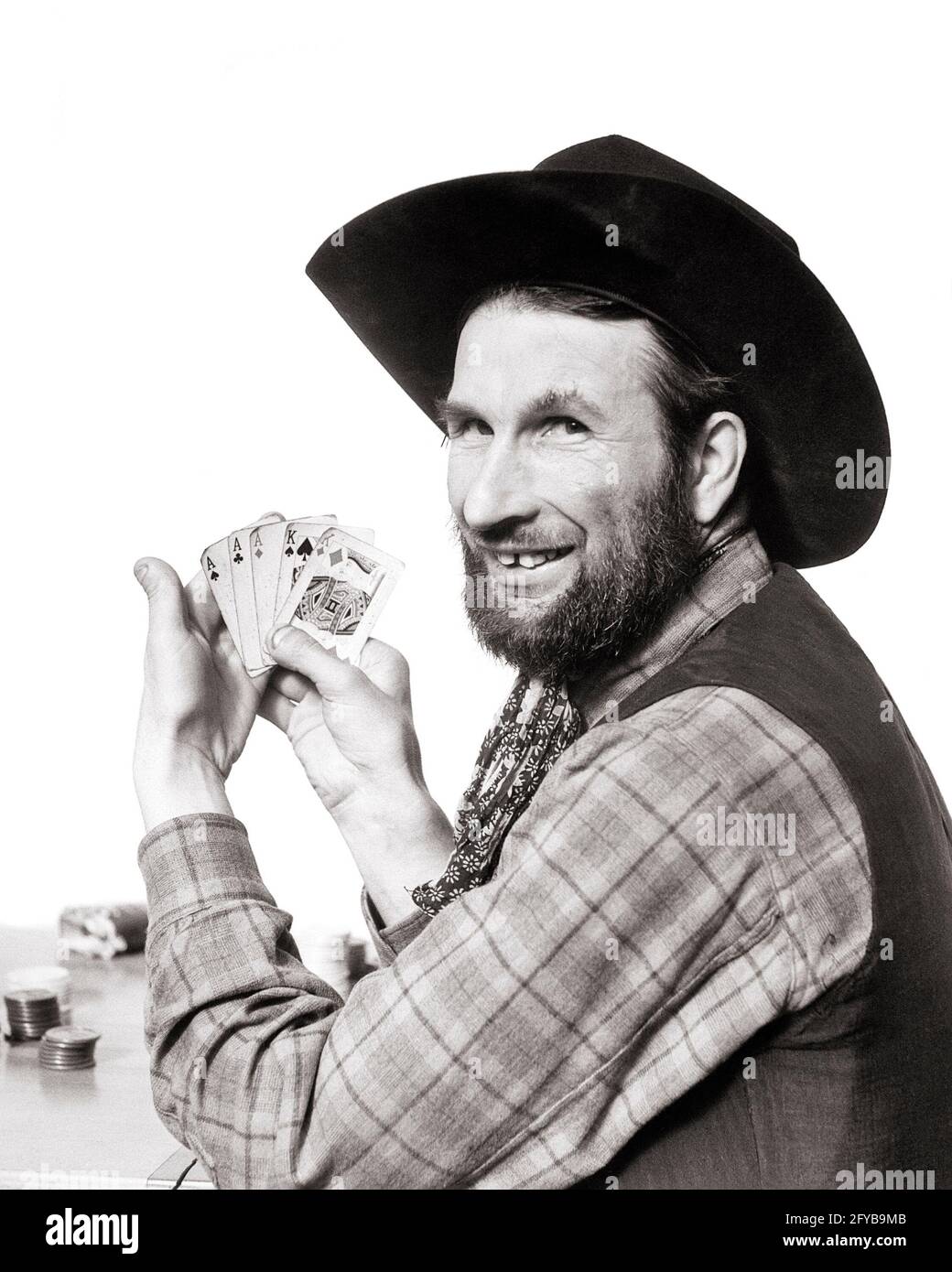 JOUEUR DE COW-BOY DES ANNÉES 1930 REGARDANT LA CAMÉRA MONTRANT UN GAGNANT POKER MAIN TROIS ACES DEUX KINGS BARBE GILET À CARREAUX CHAPEAU - C847 HAR001 HARS CARRIÈRE COMIQUE CONCOURS HEUREUX JOIE SATISFACTION DE STYLE DE VIE ACTEUR CÉLÉBRATION GAGNANT DES EMPLOIS MONTRANT L'ESPACE DE COPIE RURAL LES DEMI-PERSONNES CARACTÈRE HOMMES LOURDS RISQUE PROFESSION DIVERTISSEMENT EXPRESSIONS DE GILET B&W D'ÂGE MOYEN HOMME D'ÂGE MOYEN CONTACT VISUEL SUCCÈS MOUSTACHE ARTS DE LA SCÈNE POKER COMPÉTENCE TENTATION OCCUPATION HUMORISTIQUE BONHEUR COMPÉTENCES GAI LOISIR INTERPRÈTE FORCE VICTOIRE STRATÉGIE MOUSTACHES CARRIÈRES EXCITATION PUISSANTE RÉCRÉATION COMIQUE Banque D'Images