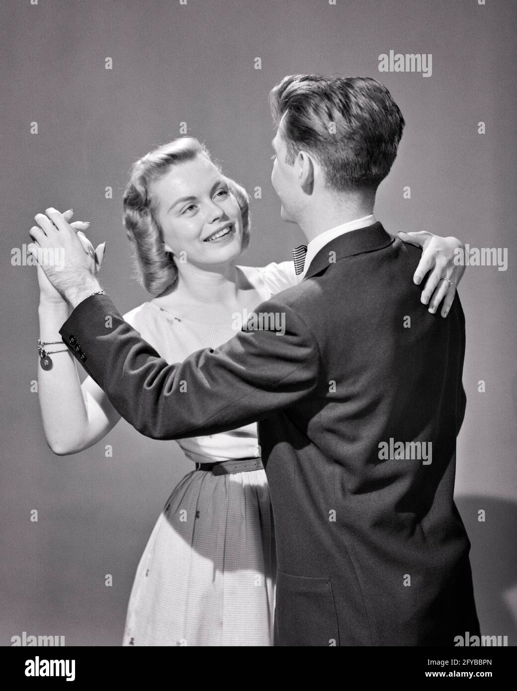 Jeune Couple Adolescent Souriant Des Annees 1950 Homme Dansant Bras Dedans Arm D3110 Deb001 Paire De Hars Romance Suburban Urban Relation Danseurs Vieux Temps Nostalgie Vieille Mode 1 Jeune Communication Adulte Jeune Couple Adolescent Souriant Des Annees 1950 Homme Dansant Bras Dedans Arm D3110 Deb001 Paire De Hars Romance Suburban Urban Relation Danseurs Vieux Temps Nostalgie Vieille Mode 1 Jeune Communication Adulte