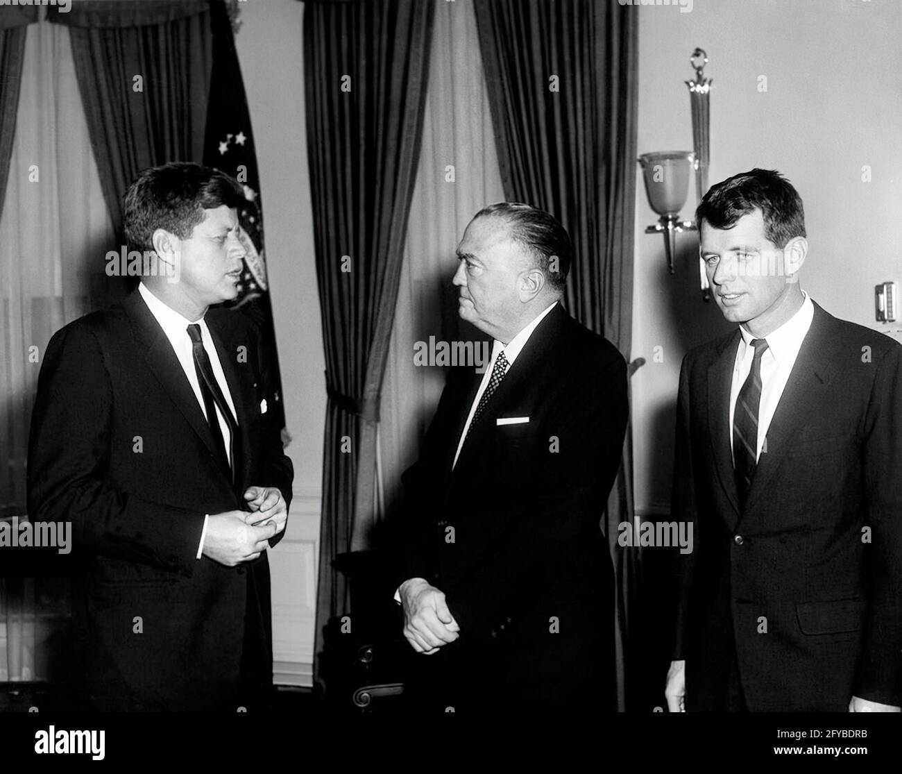Le président John F. Kennedy, directeur du Bureau fédéral des enquêtes et procureur général des États-Unis, Robert F. Kennedy, à la Maison Blanche. Banque D'Images