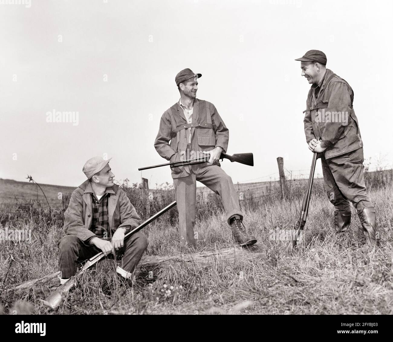 ANNÉES 1950 SÉCURITÉ DE CHASSE CE QU'IL NE FAUT PAS FAIRE TROIS HOMMES LES CHASSEURS ONT POSÉ DANS LA MANIPULATION DANGEREUSE ET DANGEREUSE DES FUSILS DE CHASSE LE TERRAIN - G4536 HAR002 HARS LOISIRS PAS INEXPÉRIMENTÉ DANGEREUX LA NÉGLIGENCE POSE DES HABITUDES DE COMPORTEMENT DES CHASSEURS D'ARMES À FEU MOYEN-ADULTE HOMME ADULTE POSA DES FUSILS DE CHASSE MAUVAIS NOIR ET BLANC DE L'ETHNIE CAUCASIENNE ANCIENNE MODE Banque D'Images