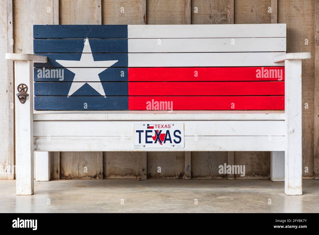 Luckenbach, Texas, États-Unis. 13 avril 2021. Banc peint comme le drapeau du Texas. Banque D'Images