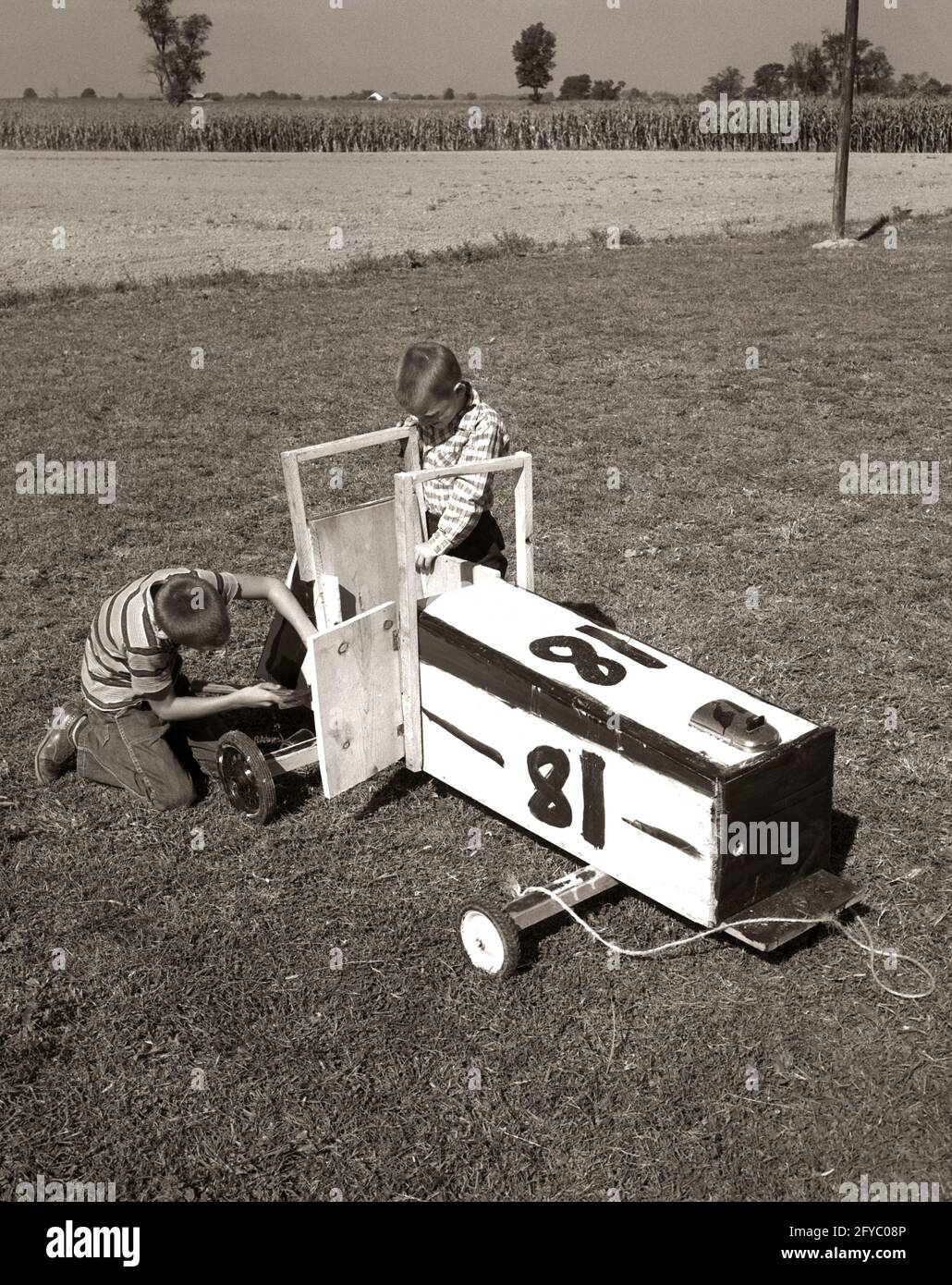 ANNÉES 1960 ANONYME DEUX GARÇONS DE FERME FRÈRES CONSTRUISANT LA COURSE DE MONTAGNES RUSSES DE SOAPBOX VOITURE - J11040 HEL001 HARS RURAL MAISON VIE TRANSPORT COPIE ESPACE PERSONNES ENFANTS PLEINE LONGUEUR AUTOMOBILE AGRICULTURE LES HOMMES RISQUENT FRÈRES ET SŒURS TRANSPORT B&W DREAMS STRUCTURE GRAND ANGLE AVENTURE VICTOIRE EXCITATION AGRICULTEURS LOISIRS FIERTÉ FRÈRE IMAGINATION MOBILITÉ VOITURE DE COURSE ÉLÉGANT RACER ANONYME FABRICATION SOAPBOX COOPÉRATION CRÉATIVITÉ JEUNES MAISON PRÉ-ADOLESCENT PRÉ-ADOLESCENT PROJET JEUNE RACE BLANCHE ET NOIRE À L'ANCIENNE Banque D'Images