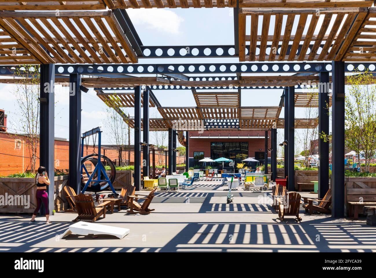 CHARLOTTE, NC, USA-23 MAI 2021: Camp North End public space. Personnes, sièges, structure artistique. Banque D'Images
