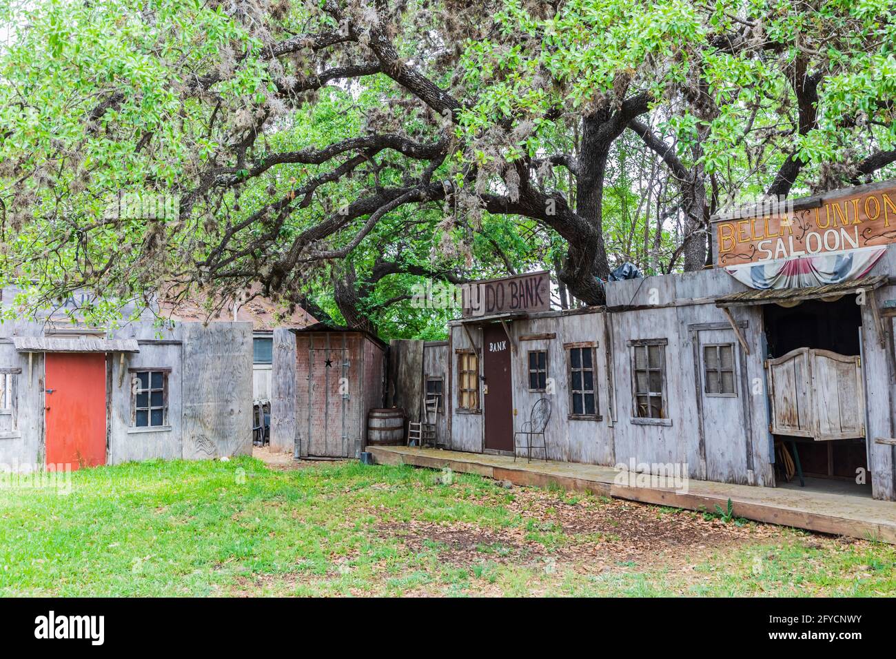 Bandera, Texas, États-Unis. 14 avril 2021. Fake store fronts dans le Texas Hill Country. Banque D'Images