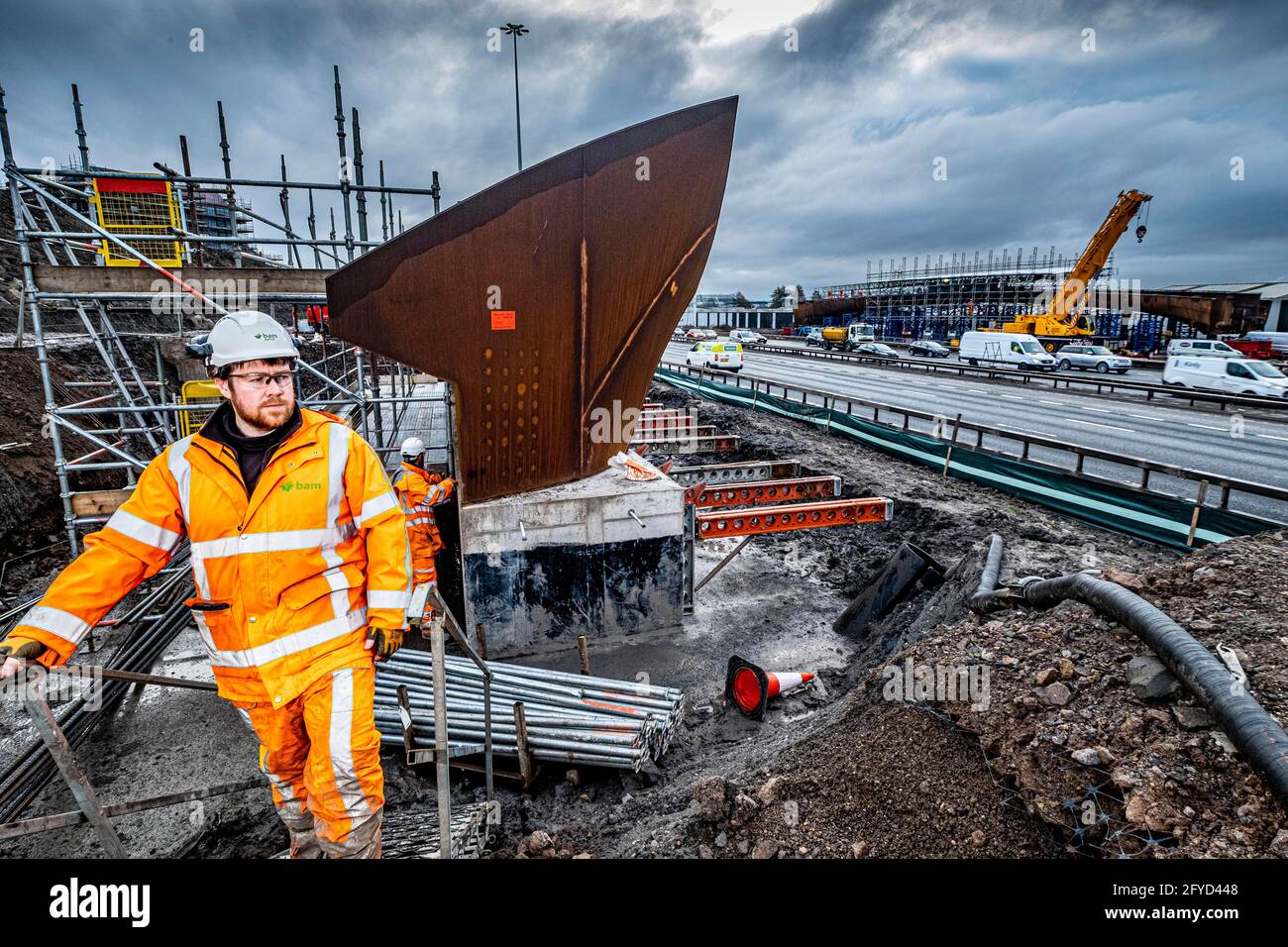 Travailleurs de la construction en action sur le chantier de construction Banque D'Images