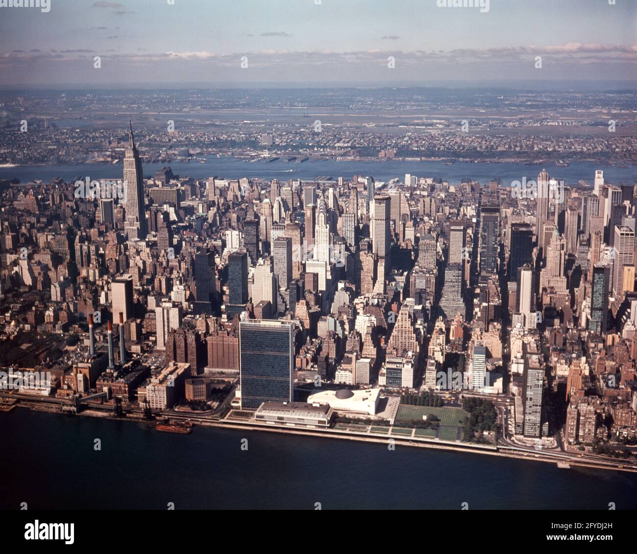 ANTENNE DES ANNÉES 1970 DE MIDTOWN MANHATTAN SKYLINE UN CAMPUS EMPIRE STATE BÂTIMENT DONNANT À L'OUEST SUR LE FLEUVE HUDSON ET LE NEW JERSEY NYC USA - KR15749 KRU001 HARS BÂTIMENTS DIVERTISSEMENT NY TRANSPORT NORD AMERICA NORTH AMERICAN PERFORMING ARTS GRAND ANGLE CENTRE URBAIN DE MIDTOWN FORCE DE LA PROPRIÉTÉ ET PUISSANTE LOISIRS GOTHAM NORD-EST VOYAGE USA OF NEW JERSEY NYC POLITIQUE IMMOBILIER CONCEPTUEL EAST COAST EMPIRE ETAT NEW YORK STRUCTURES VILLES ÉLÉGANT UN EDIFICE NEW JERSEY NEW YORK RESORT BIG APPLE HUDSON RIVER OLD FASHIED Banque D'Images