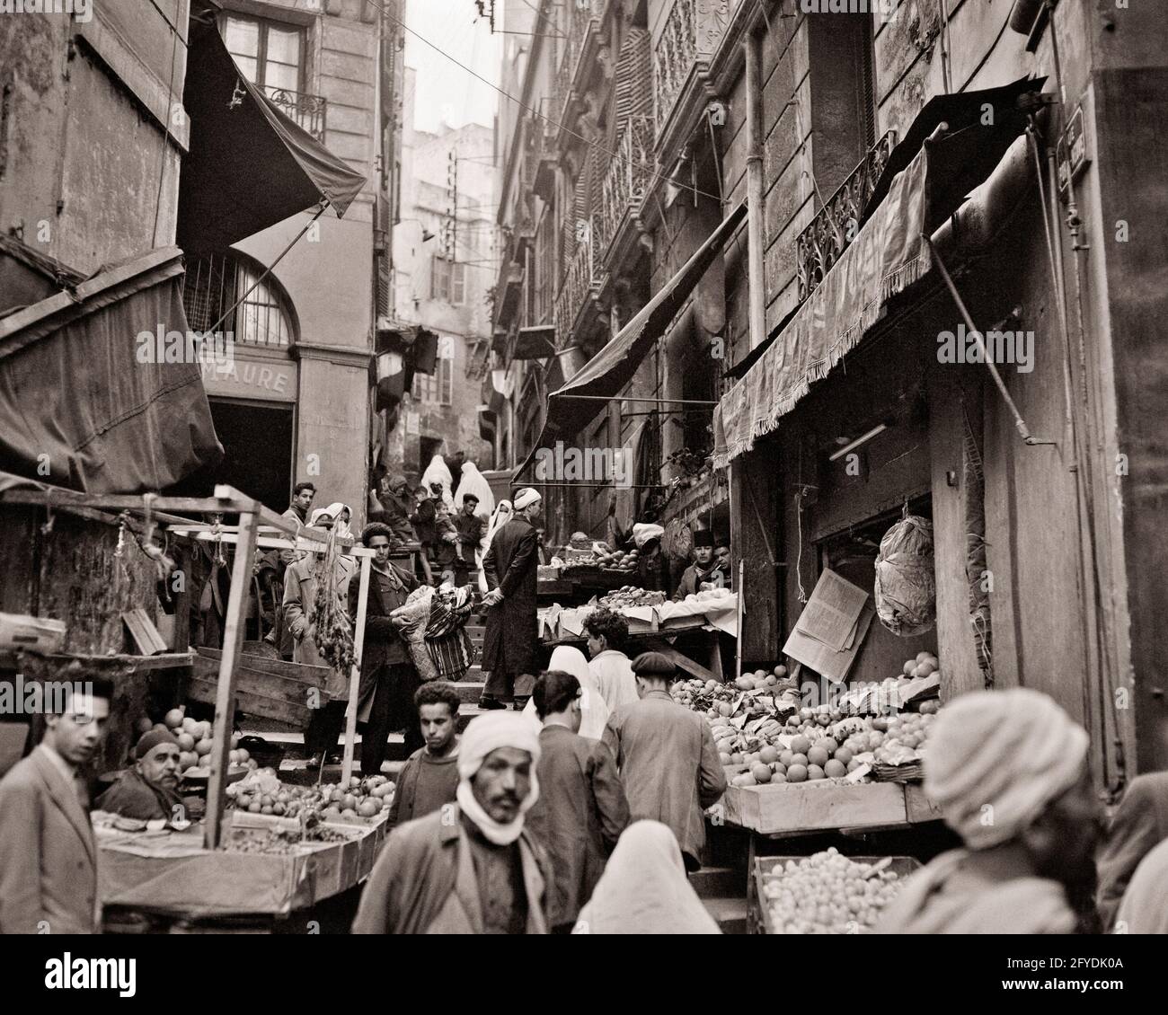 Années 1950 marché ARABE ÉTROIT RUE ALGER ALGÉRIE - r15559 RGE001 HARS AVENTURE RUES ANGLE BAS 1962 VILLES CAPITALES ÉTROITES ALGÉRIE ARABES MÉDITERRANÉE ARABE MARCHÉ NOIR ET BLANC AFRIQUE DU NORD DÉMODÉE Banque D'Images