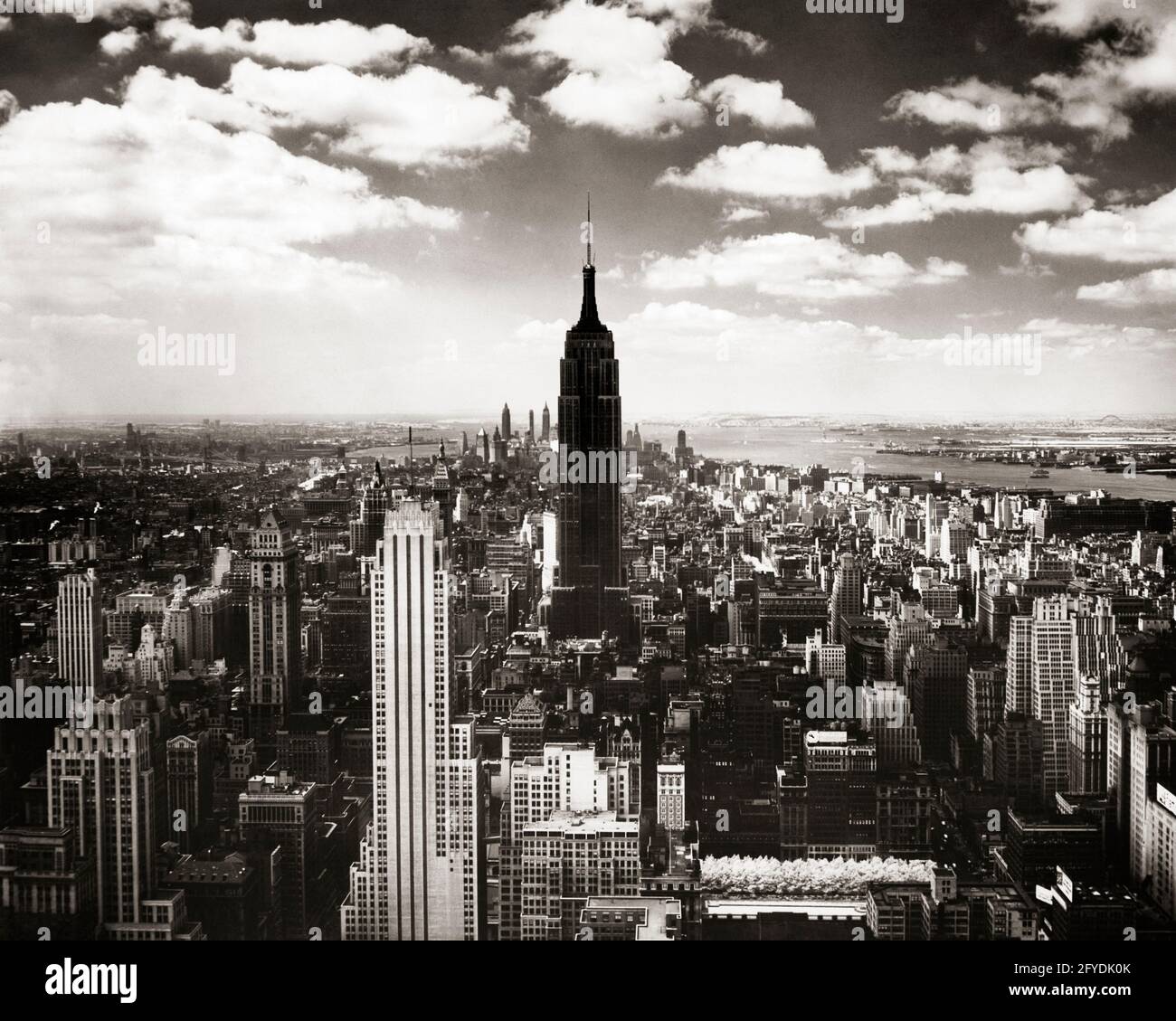 L'EMPIRE STATE BUILDING DES ANNÉES 1950 EST SILHOUETÉ EN REGARDANT VERS LE SUD DEPUIS LA RCA IMMEUBLE DU ROCKEFELLER CENTER MIDTOWN MANHATTAN NYC USA - R1967 HAR001 HARS EXCITANTE EXTÉRIEUR GOTHAM OPPORTUNITÉ NEW YORK IMMOBILIER YORK STRUCTURES VILLES ROCKEFELLER ÉLÉGANT EDIFICE NEW YORK ANTENNE DE VILLE HAR001 OLD FASHIONED RCA NOIR ET BLANC Banque D'Images