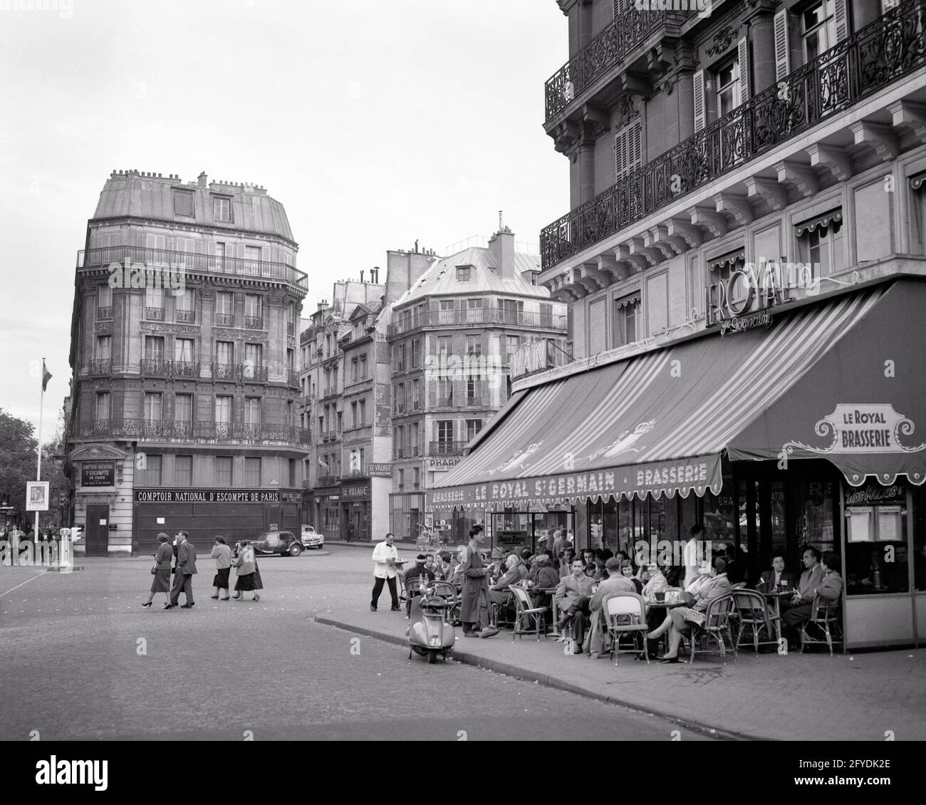 ANNÉES 1950 UN POPULAIRE CAFÉ-TERRASSE PARISIEN SUR LA RIVE GAUCHE PRÈS SAINT GERMAIN DES PRES DANS LE 6ÈME ARRONDISSEMENT DE PARIS FRANCE - R2610 MAY001 HARS PIÉTONNES PROPRIÉTÉ EUROPÉENNE PROCHE DE L'IMMOBILIER 6ÈME STRUCTURES VILLES DÎNERS POPULAIRE DES EDIFICE ARRONDISSEMENT DINE À GAUCHE RIVE GAUCHE NOIR ET BLANC À L'ANCIENNE PARISIENNE Banque D'Images