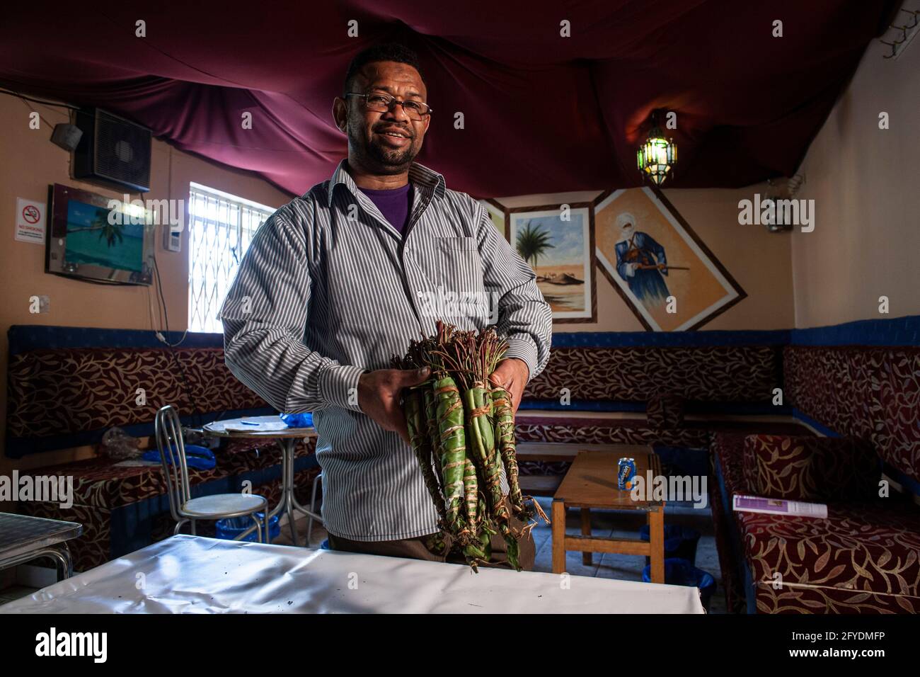 Camden, Londres, Royaume-Uni. La drogue Khat sur la table dans le café local somalien. La drogue principalement utilisée par les Somaliens devient illégale au Royaume-Uni. Banque D'Images