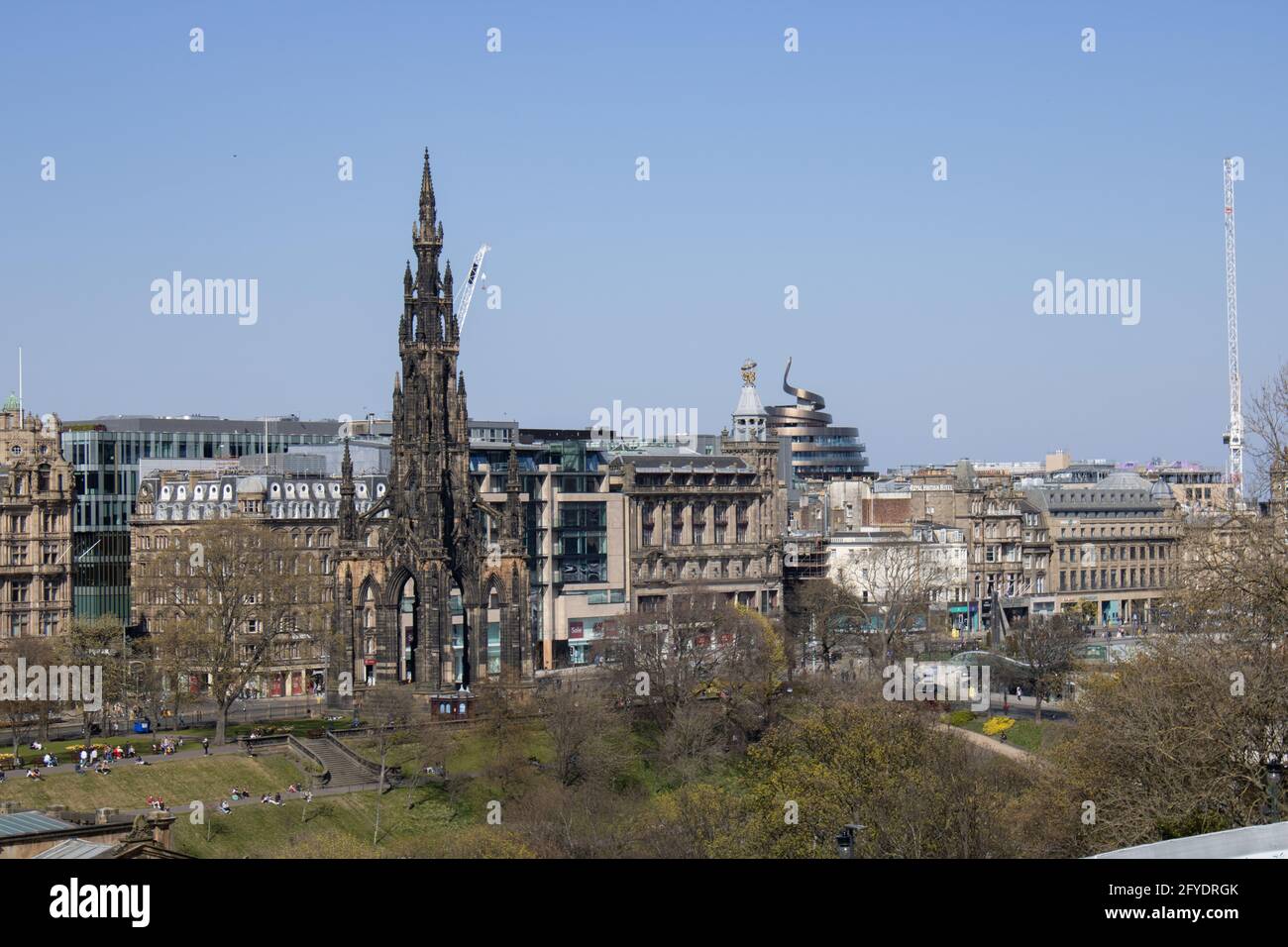 Vue sur la ligne d'horizon d'Édimbourg et Princes Street, y compris le monument Scott et le nouveau centre St James ou « Golden turd ». Banque D'Images
