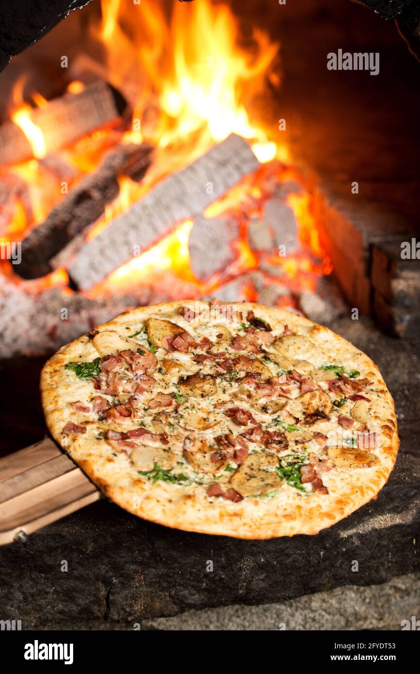 Pizza au feu de pomme de terre et au bacon dans un restaurant de Whistler. Banque D'Images