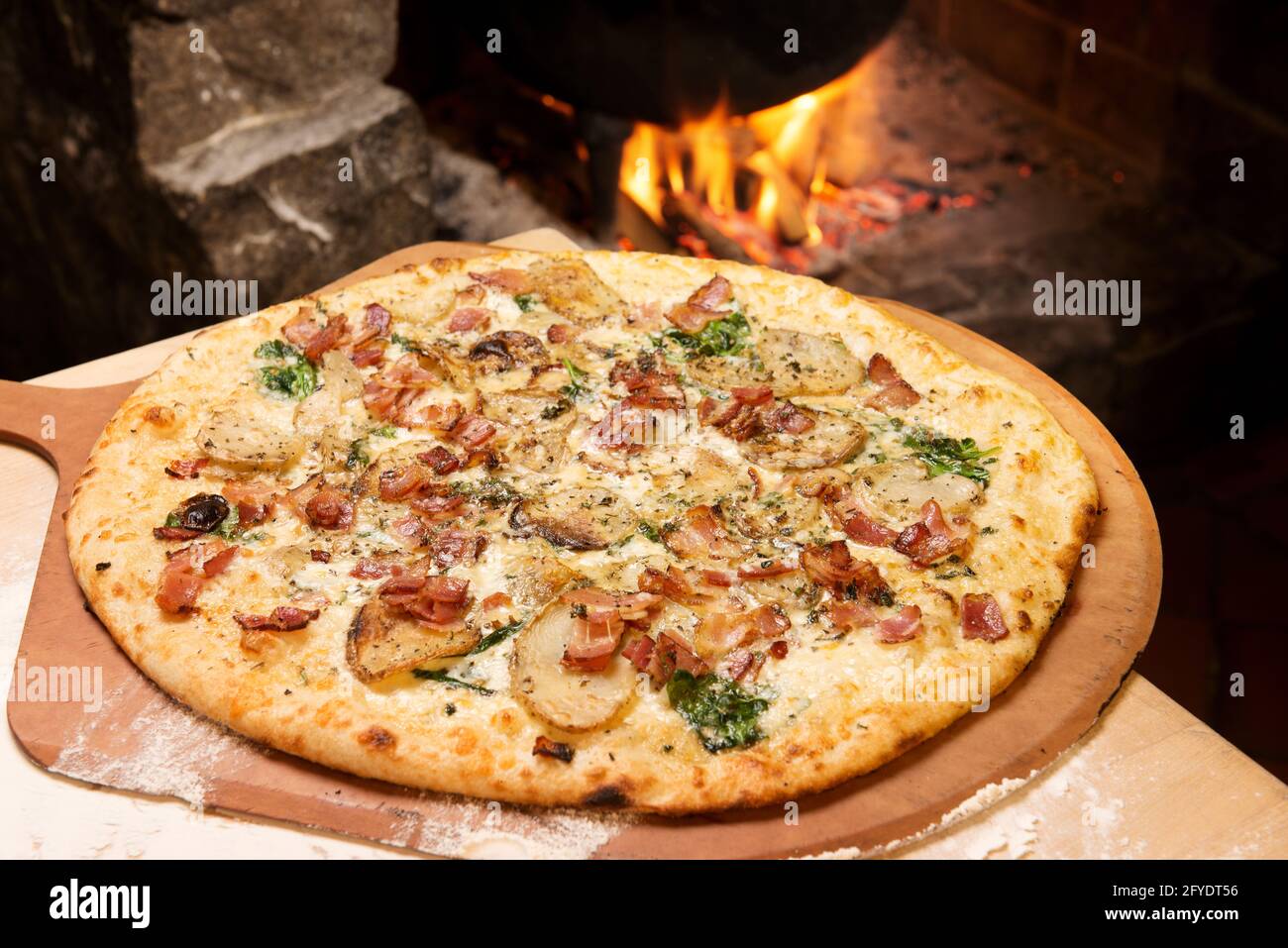Pizza au feu de pomme de terre et au bacon dans un restaurant de Whistler. Banque D'Images