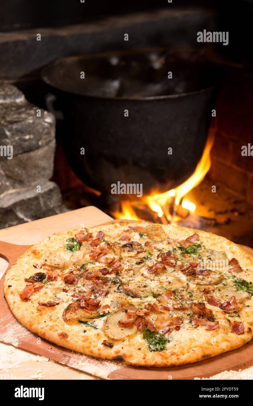 Pizza au feu de pomme de terre et au bacon dans un restaurant de Whistler. Banque D'Images