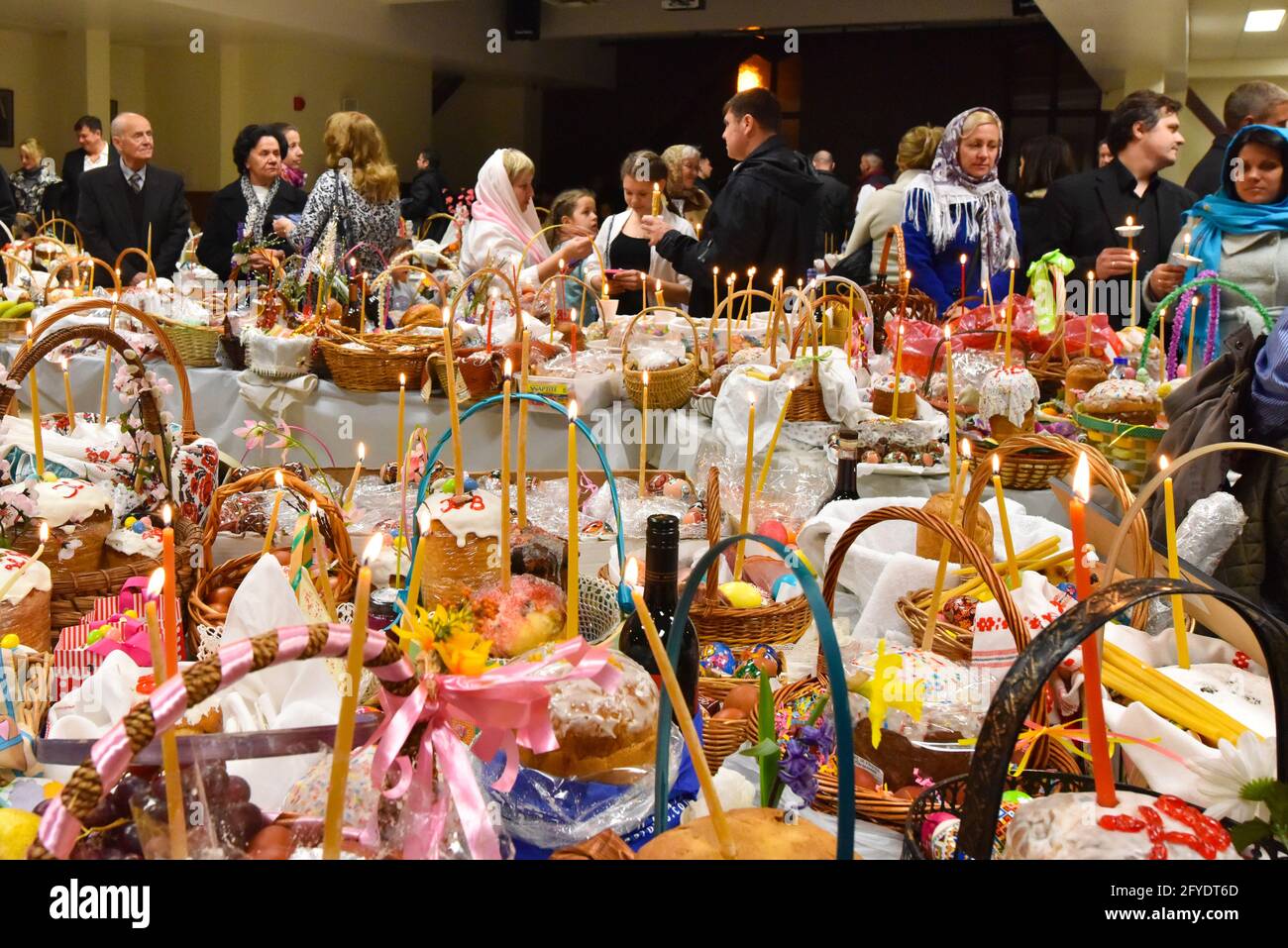 Pâques russes, gâteaux traditionnels et nourriture en attente d'être bénis Banque D'Images