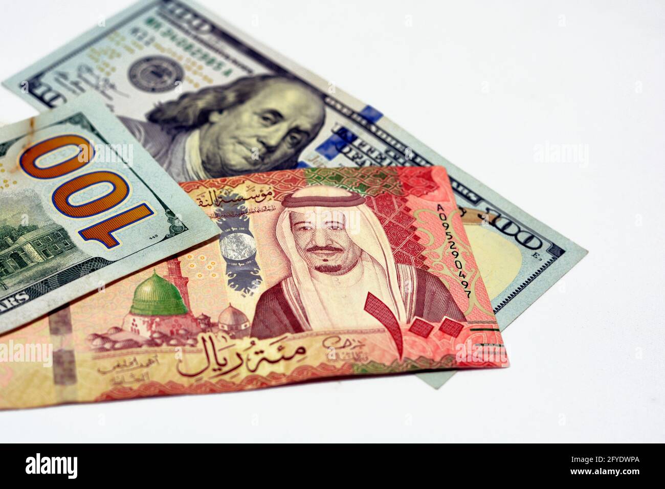 Billets de cent dollars américains et billets en monnaie riyals d'Arabie Saoudite de 100 Riyals saoudiens, monnaie d'Arabie Saoudite et devises américaines Banque D'Images