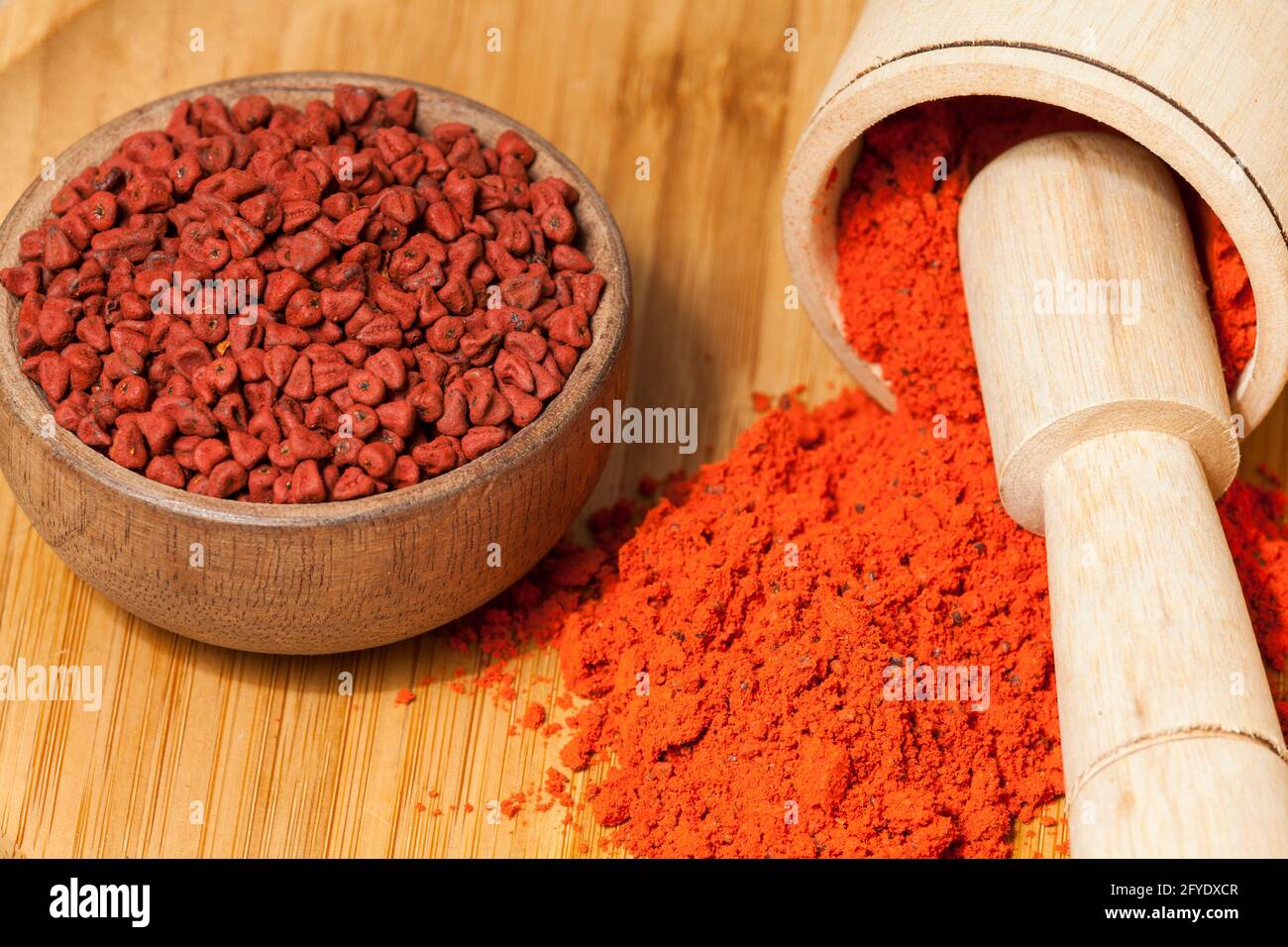 Bixa Orellana - achiote biologique; est un assaisonnement et une coloration alimentaire. Banque D'Images