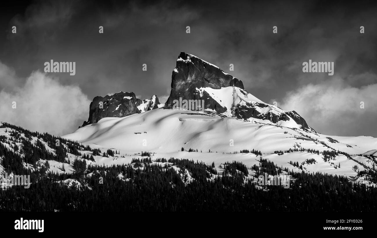 Noir et blanc photo du célèbre Black Tusk et du plus petit Bishop's Mitre pic une destination de randonnée dans la chaîne de montagnes Garibaldi près de W Banque D'Images