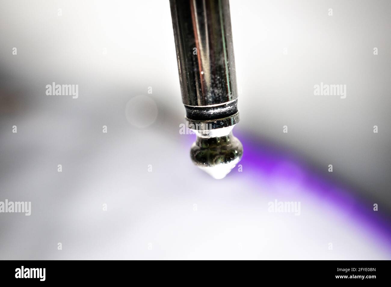 Macro gros plan de la pointe sur un cric de quart de pouce usé Avec l'extrémité opposée du cordon en arrière-plan Banque D'Images