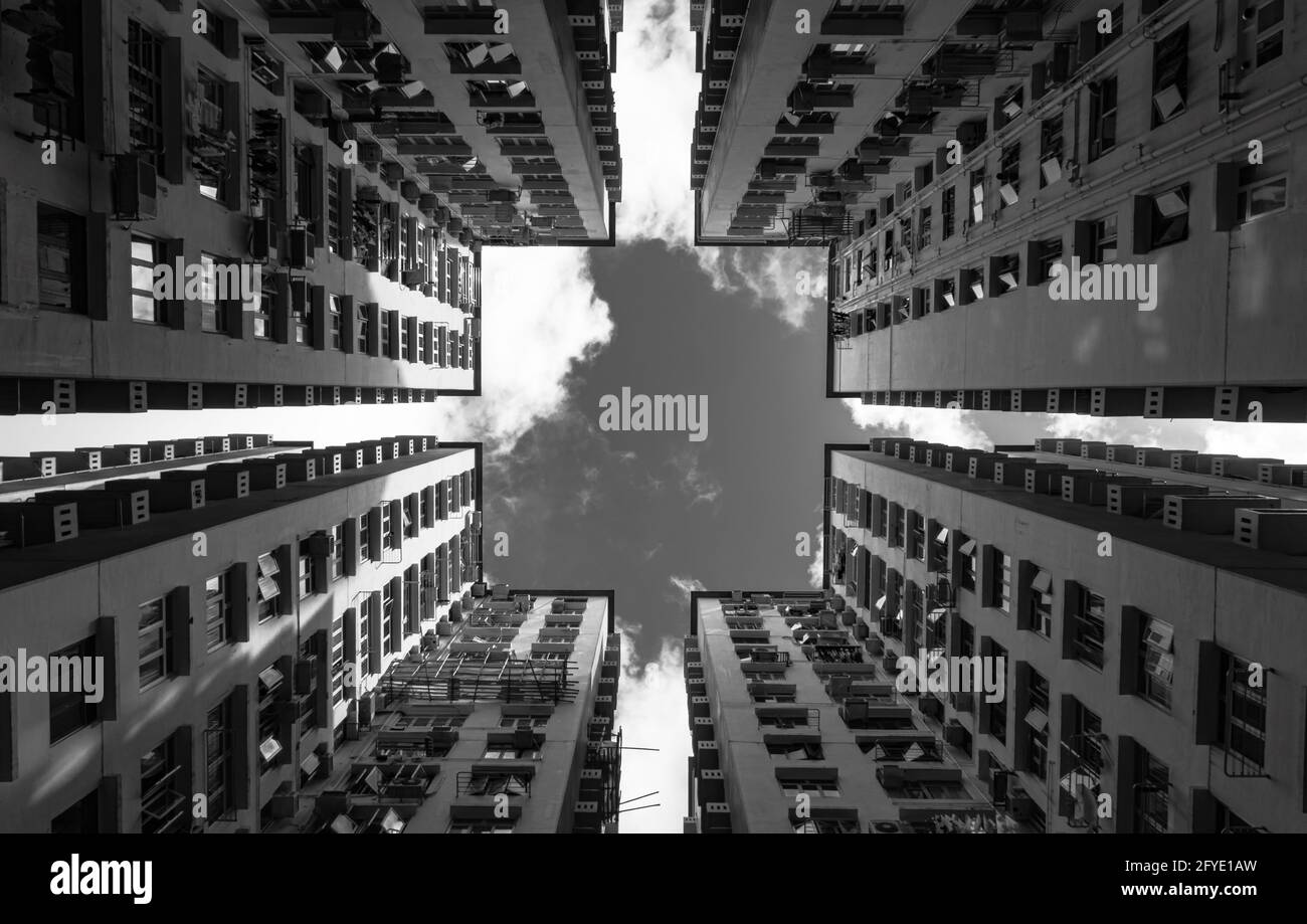 Vue vers le haut à Bedford Garden appartements bâtiments, Hong Kong montrant le spectaculaire modèle carré des blocs de la tour. Banque D'Images