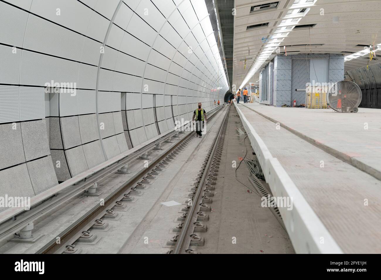 Vue de l'intérieur du projet East Side Access en cours de construction pour relier LIRR au Grand Central terminal. C'est le plus grand projet de construction de MTA. L'anticipation de l'achèvement est la fin de 2022. L'ESA augmentera la capacité de LIRR pendant les heures de pointe de 45 % et permettra aux navetteurs d'économiser jusqu'à 40 minutes de temps de déplacement par jour pour atteindre le côté est de Manhattan. Une fois terminé, il aura une capacité de 8 trains pour desservir 24 trains par heure de pointe. Sur les niveaux hall et mezzanine, 25 magasins de détail seront ouverts. (Photo de Lev Radin/Sipa USA) Banque D'Images