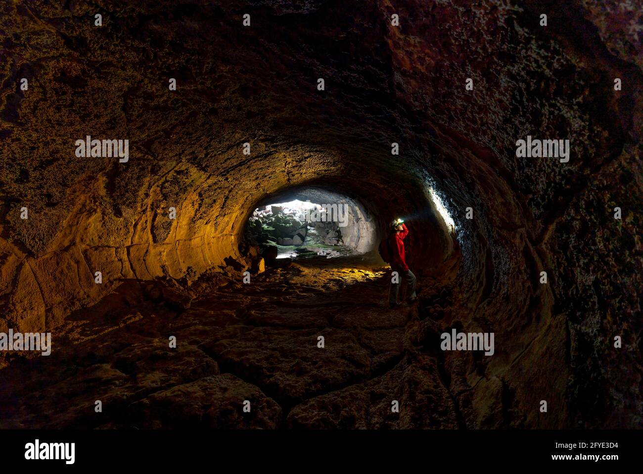 District de Dinh Quan, province de Dong Nai, Vietnam - 22 mai 2021 : une touriste féminine explore un tunnel de lave à Dinh Quan, province de Dong Nai, Vietnam Banque D'Images
