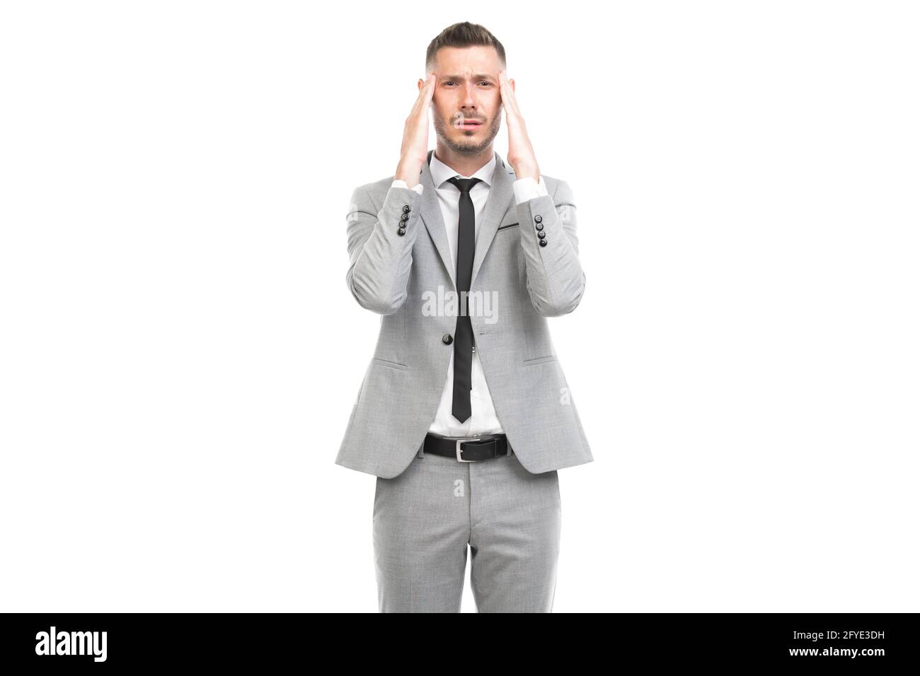 Portrait horizontal moyen d'un jeune adulte élégant travailleur de bureau caucasien portant un costume gris ayant des maux de tête de tension, fond blanc Banque D'Images