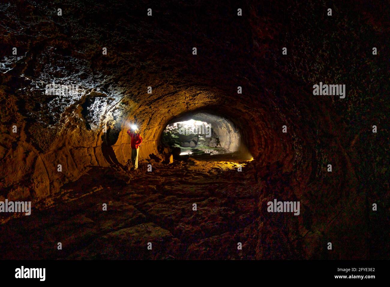 District de Dinh Quan, province de Dong Nai, Vietnam - 22 mai 2021 : une touriste féminine explore un tunnel de lave à Dinh Quan, province de Dong Nai, Vietnam Banque D'Images