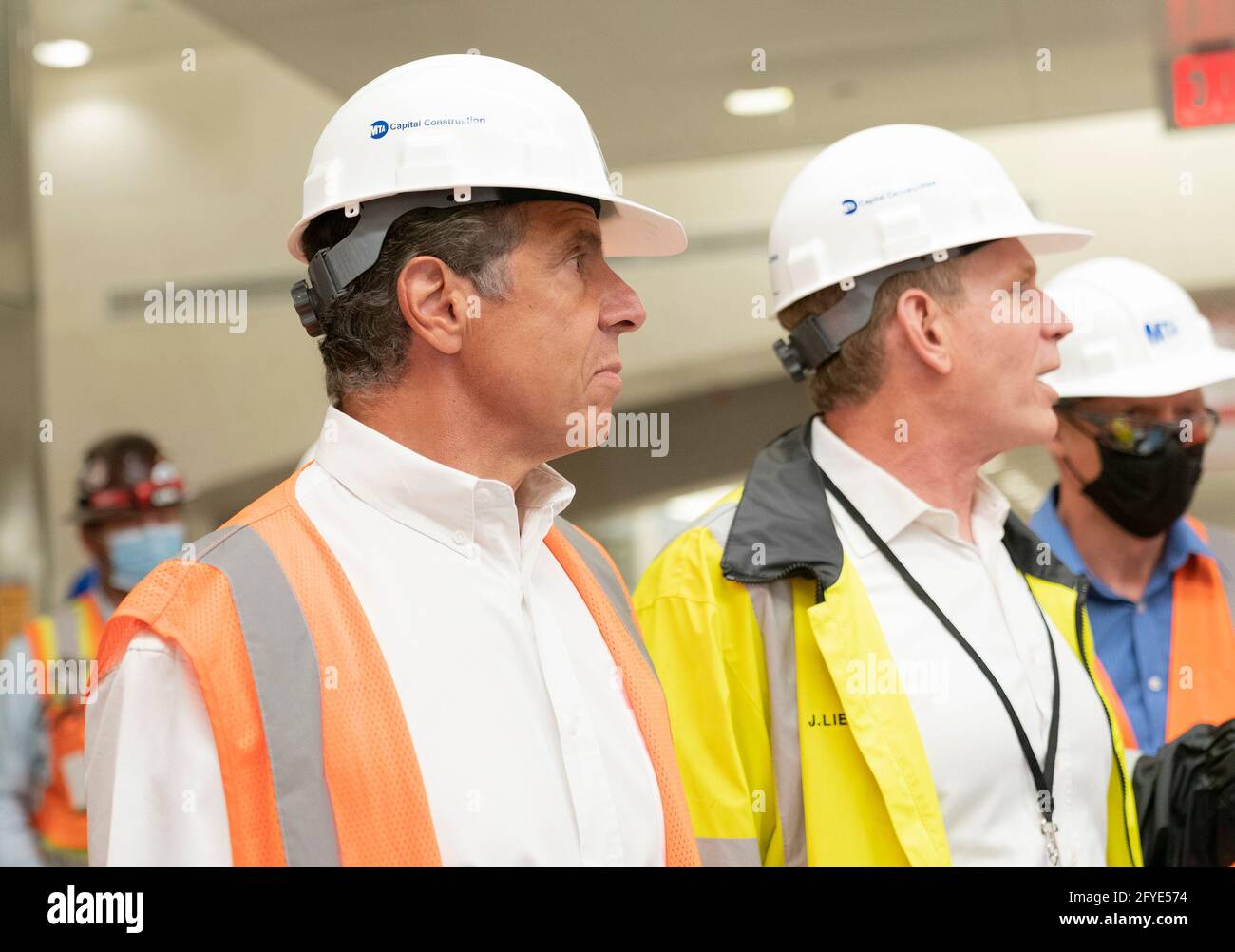 Le gouverneur Andrew Cuomo et le chef du développement de l'ATM, Janno Lieber, parlent aux journalistes lors d'une visite de presse du projet East Side Access en cours de construction pour relier le LIRR au Grand Central terminal. C'est le plus grand projet de construction de MTA. L'anticipation de l'achèvement est la fin de 2022. L'ESA augmentera la capacité de LIRR pendant les heures de pointe de 45 % et permettra aux navetteurs d'économiser jusqu'à 40 minutes de temps de déplacement par jour pour atteindre le côté est de Manhattan. Une fois terminé, il aura une capacité de 8 trains pour desservir 24 trains par heure de pointe. Sur les niveaux hall et mezzanine, 25 magasins de détail seront ouverts. Banque D'Images