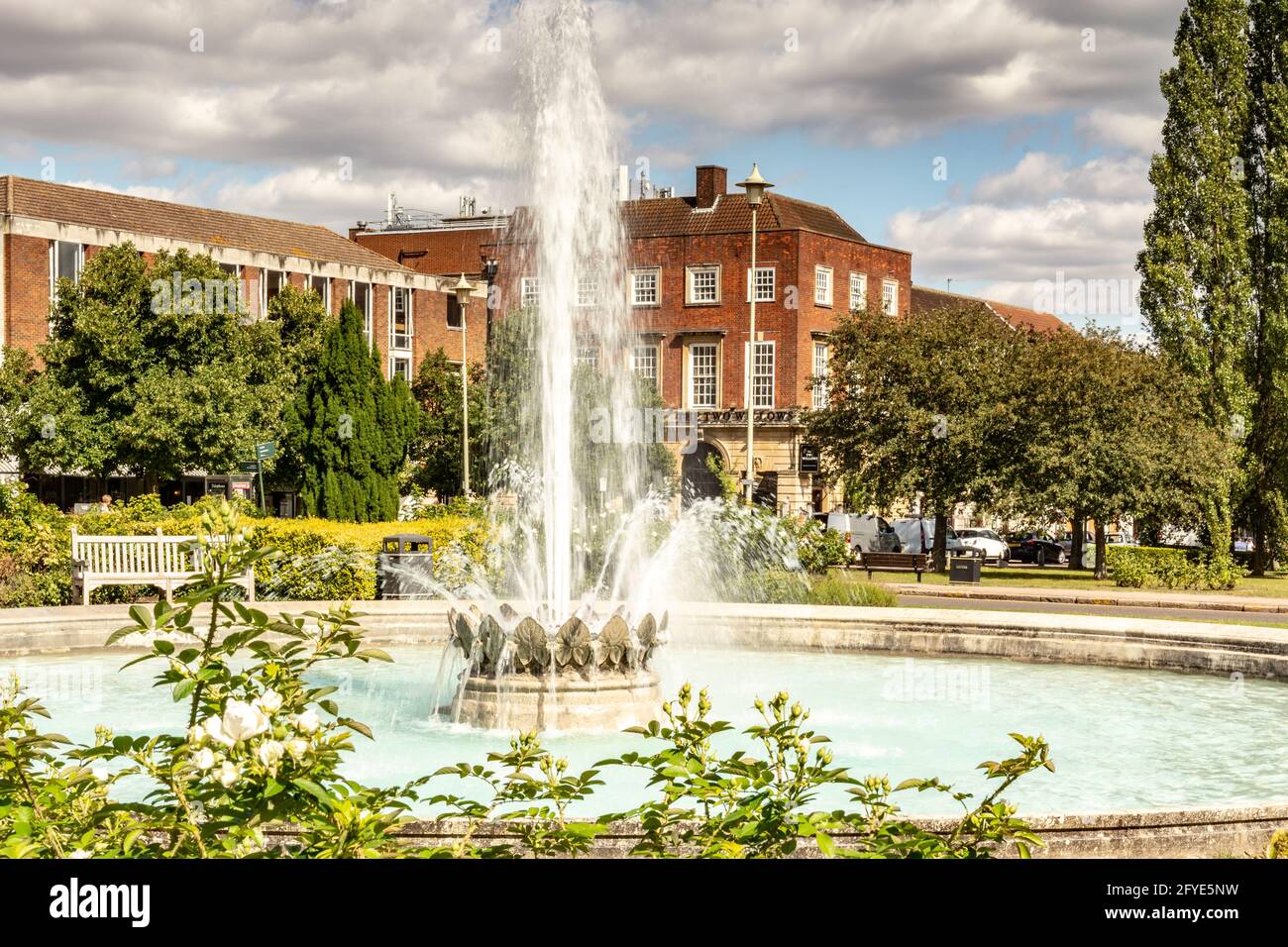 WELWYN GARDEN CITY, ROYAUME-UNI - 14 août 2018 : vue sur le Welwyn Garden CityParkway de la fontaine centrale avec la zone commerçante à l'arrière Banque D'Images