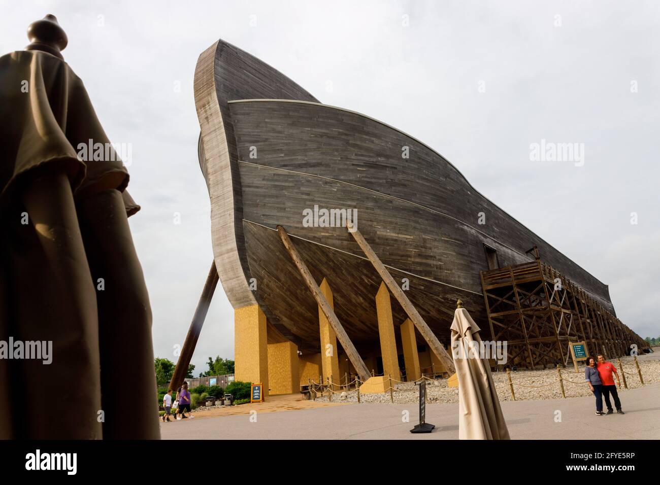 Williamstown, États-Unis. 26 mai 2021. Les gens dans l'Ark de Kenneth Ham rencontrent pose pour des photos devant l'Ark d'Ark d'Ark. Kenneth Ham rencontre est un parc à thème avec une grande arche imitant celle décrite dans l'histoire biblique de Noé. Les personnes visitant le parc à thème peuvent participer à un certain nombre d'activités différentes, de la marche à travers les nombreuses expositions informatives de l'arche, une promenade à travers le zoo et différentes manèges. (Photo de Stephen Zenner/SOPA Images/Sipa USA) crédit: SIPA USA/Alay Live News Banque D'Images