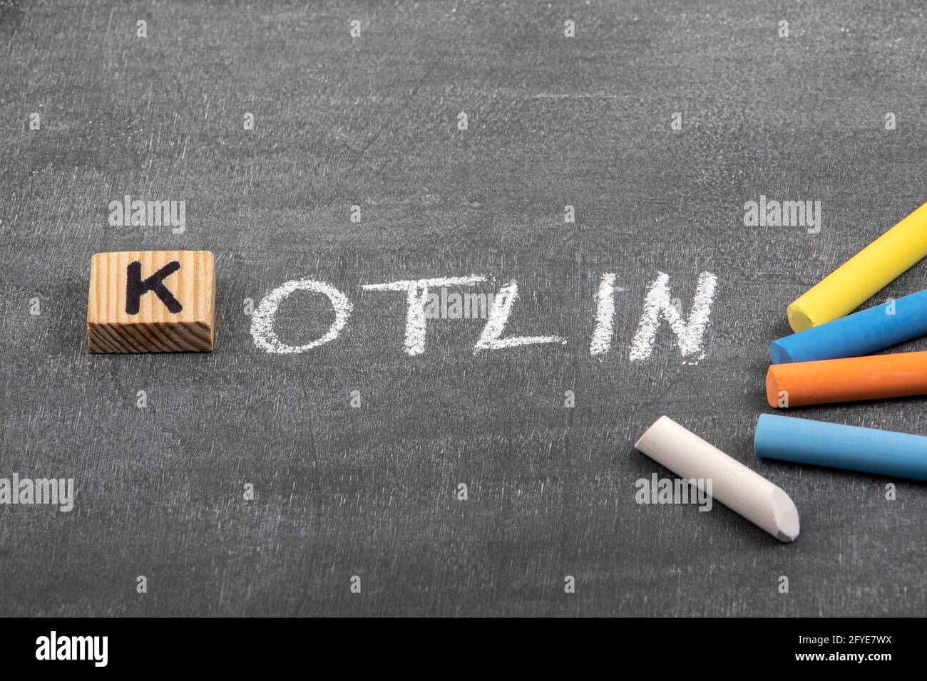 Riga, Lettonie - 10 mai 2021 : concept de code Kotlin et de langage de programmation. Morceaux de craie de couleur sur un tableau noir Banque D'Images