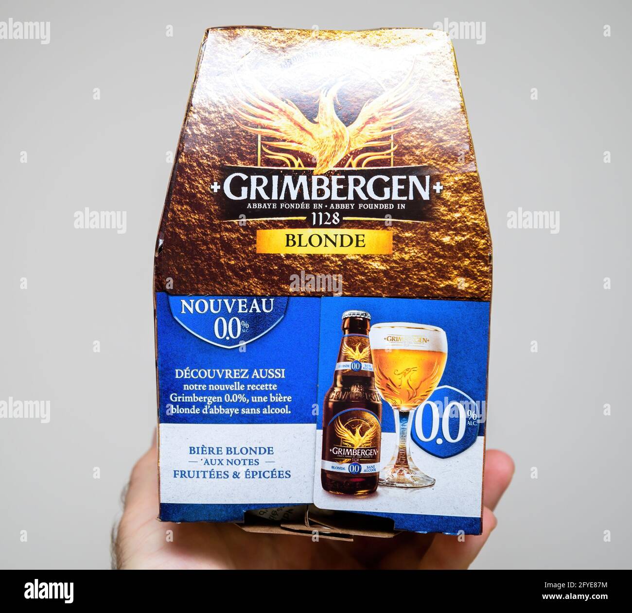 Forfait avec nouvelle bière blonde zéro alcool Grimbergen Photo Stock -  Alamy