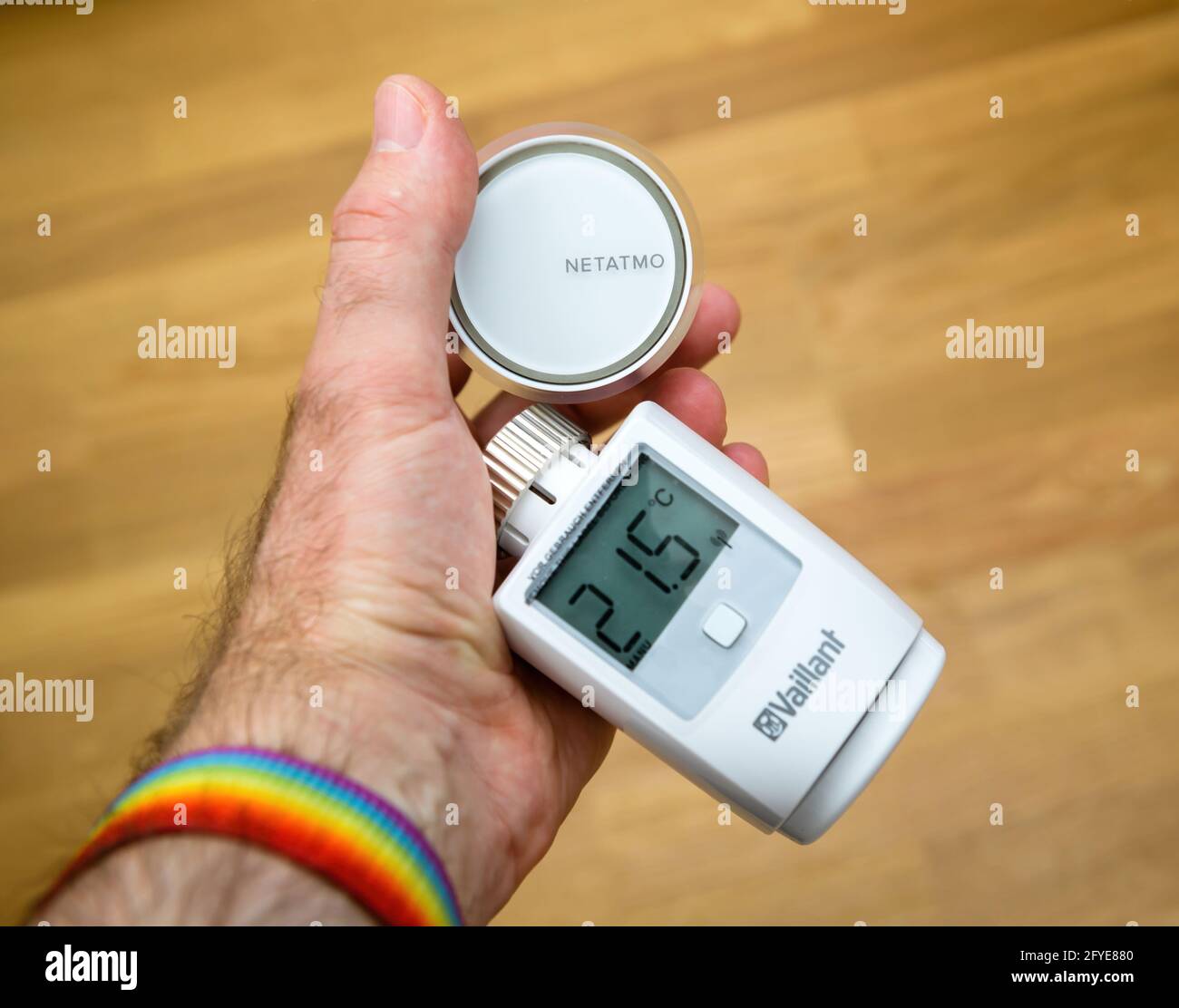 Netatmo par Stark radiateur intelligent tête thermostatique une marque de  Legrand à côté de Vaillant Ambisense Photo Stock - Alamy
