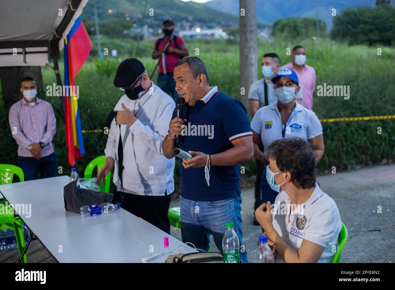 Cali, Valle del Cauca, Colombie. 26 mai 2021. Le maire de Yumbo, Valle del Cauca, John Jairo Santamaria (Centre), se réunit lors d'une réunion avec l'Organisation des États américains (OEA) de l'OEA, Des membres et des manifestants autochtones pour arrêter les blocus et les troubles qui ont fait au moins 40 morts au cours du mois dernier lors des manifestations anti-gouvernementales contre les réformes du Président Ivan Duque et des affaires de violence policière. À Yumbo, Valle del Cauca, le 26 mai 2021. Credit: Mauricio Romero/LongVisual/ZUMA Wire/Alay Live News Banque D'Images