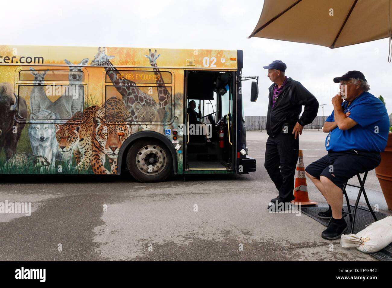 Williamstown, États-Unis. 26 mai 2021. Les bus relient le parking de l'Ark Encounter à la partie principale du parc Ark Encounter. La rencontre avec l'arche de Kenneth Ham est un parc à thème avec une grande arche imitant celle décrite dans l'histoire biblique de Noé. Les personnes visitant le parc à thème peuvent participer à un certain nombre d'activités différentes, de la marche à travers les nombreuses expositions informatives de l'arche, une promenade à travers le zoo et différentes manèges. Crédit : SOPA Images Limited/Alamy Live News Banque D'Images