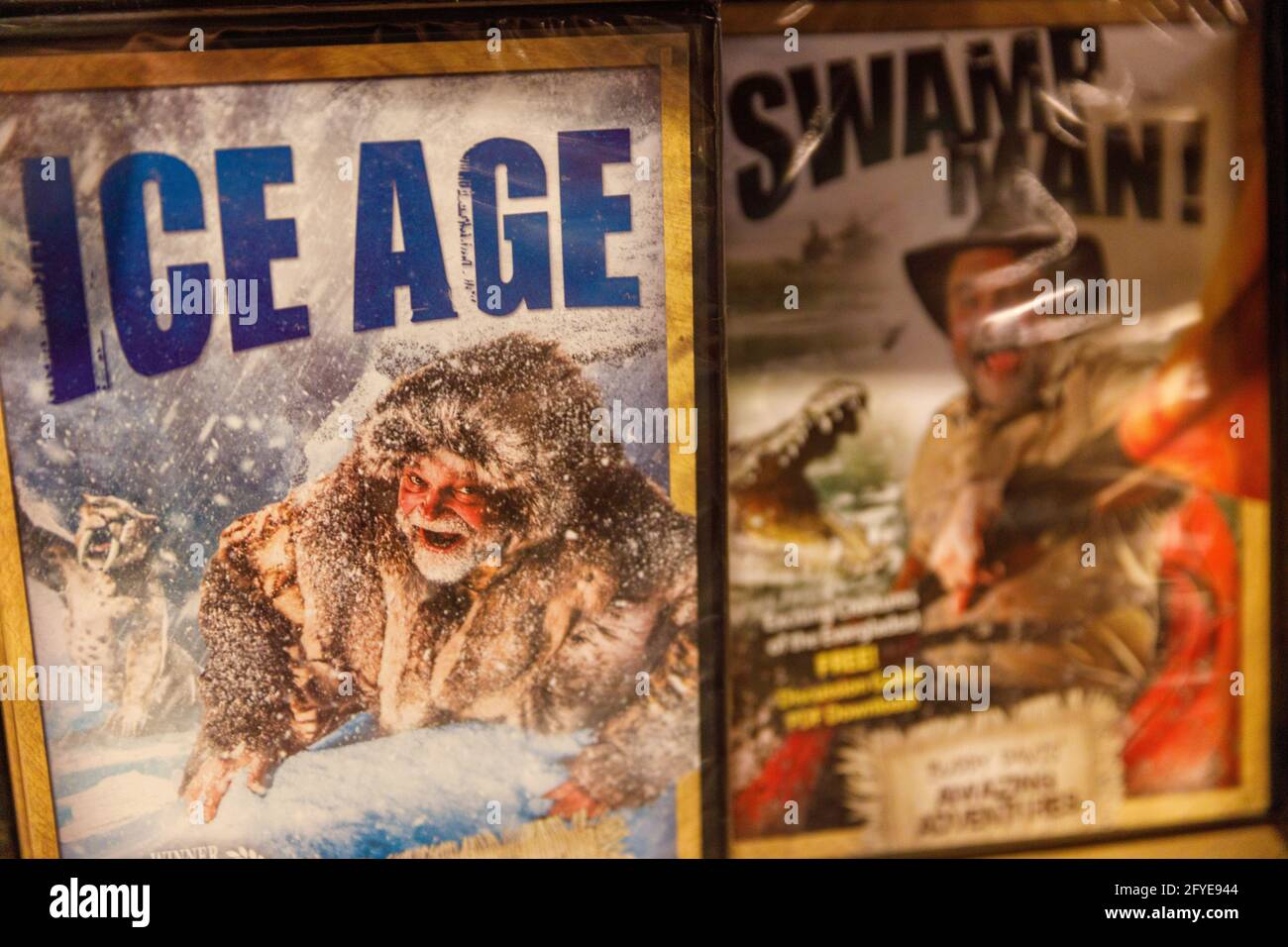 Williamstown, États-Unis. 26 mai 2021. DVD en vente à la boutique de cadeaux de Kenneth Ham's Ark Encounter. La rencontre avec l'arche de Kenneth Ham est un parc à thème avec une grande arche imitant celle décrite dans l'histoire biblique de Noé. Les personnes visitant le parc à thème peuvent participer à un certain nombre d'activités différentes, de la marche à travers les nombreuses expositions informatives de l'arche, une promenade à travers le zoo et différentes manèges. Crédit : SOPA Images Limited/Alamy Live News Banque D'Images