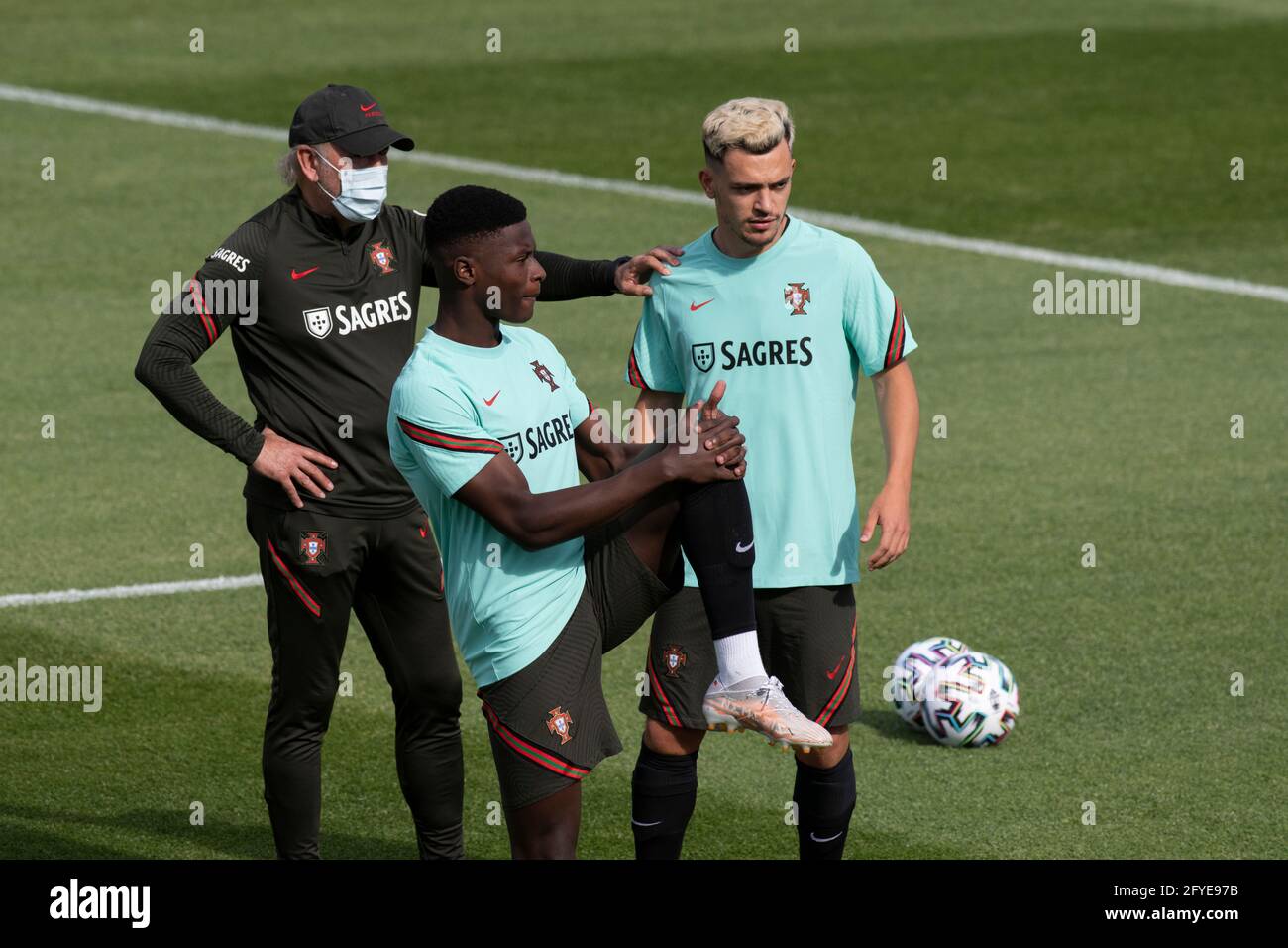 Oeiras, Portugal. 27 mai 2021. Nuno Mendes (C) et Pedro Goncalves (R) sont vus en action pendant la session d'entraînement à Cidade do Futebol terrain d'entraînement à Oeiras.Portugal l'équipe de football s'entraîne pour la première fois avant de participer au championnat européen de football - EURO 2020 - prévu pour commencer le 11 juin. (Photo de Hugo Amaral/SOPA Images/Sipa USA) crédit: SIPA USA/Alay Live News Banque D'Images