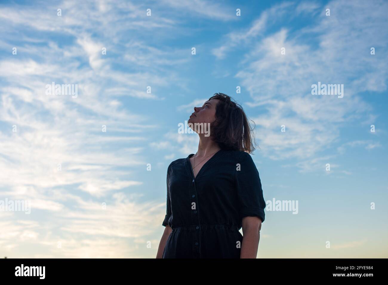 Gros plan d'une femme tournée vers le haut Banque D'Images